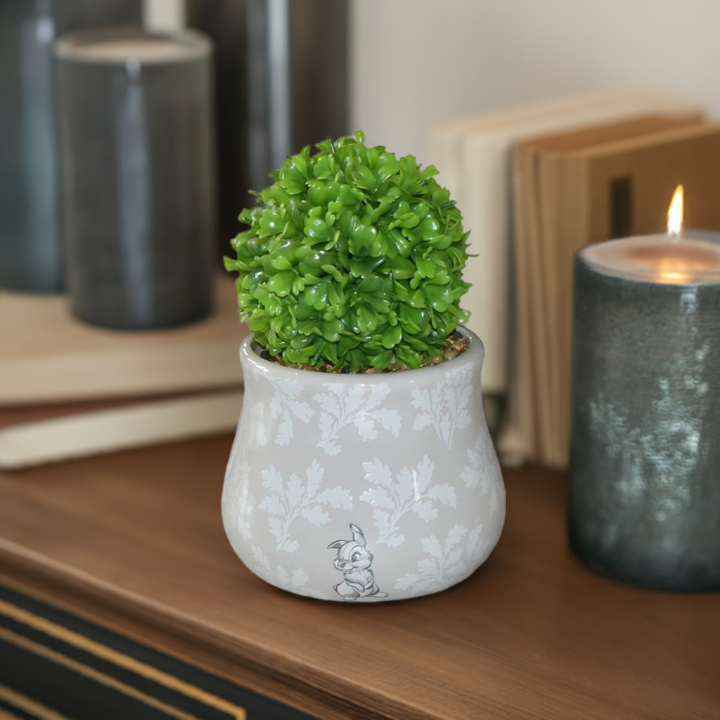 Trampe plante og potte på sjenken med tent stearinlys vesidenav