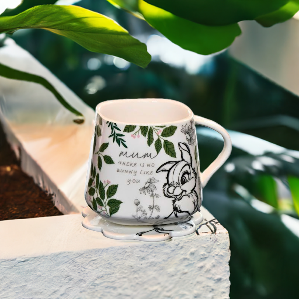 Trampe krus ute i hagen. I bakgrunnen er planter