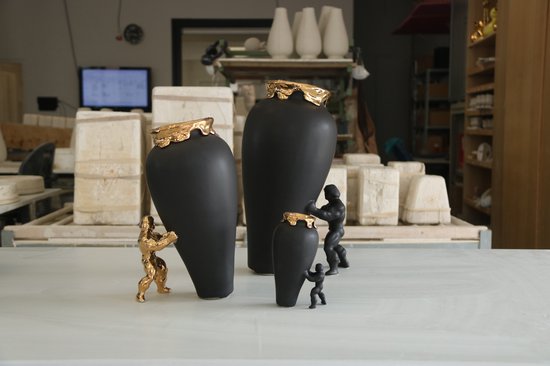 Et bilde som viser de tre forskjellige størrelsene som er tilgjengelig. Small, large og extra large. Small og extra large har en superhelt i sort, mens den mellomste størrelsen i large har en gullbelagt superhelt. 24 karat gullbelagt kant med rennende effekt på alle vasene.