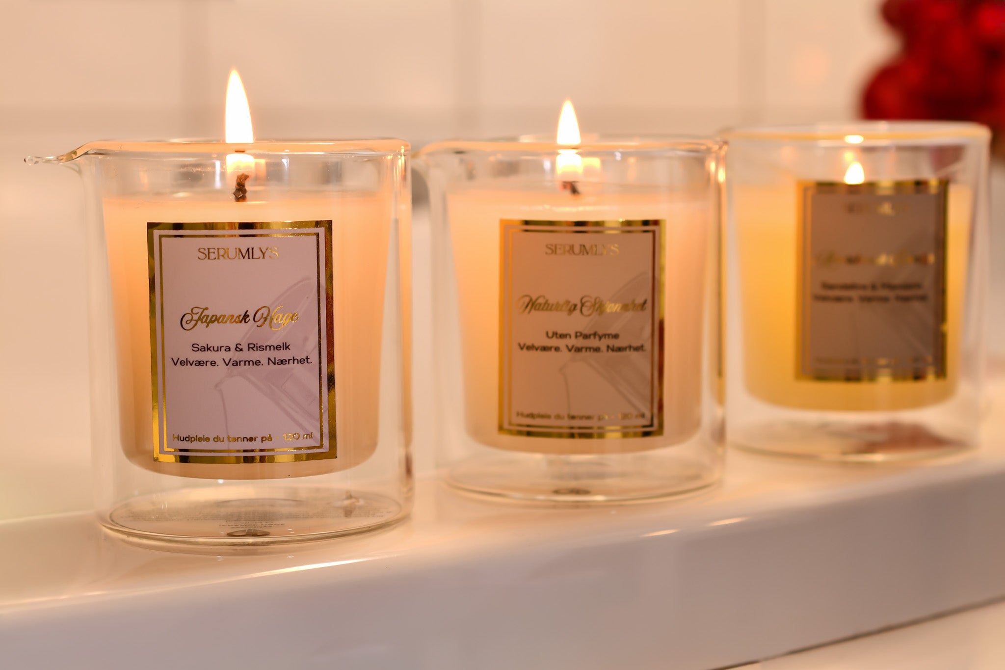 Serumlys i bruk. Naturlig hudpleie som gir en luksuriøs følelse av velvære. Feminin, maskulin og en parfymefri variant.