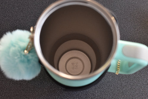 Turkis termokopp uten lokk som viser innsiden