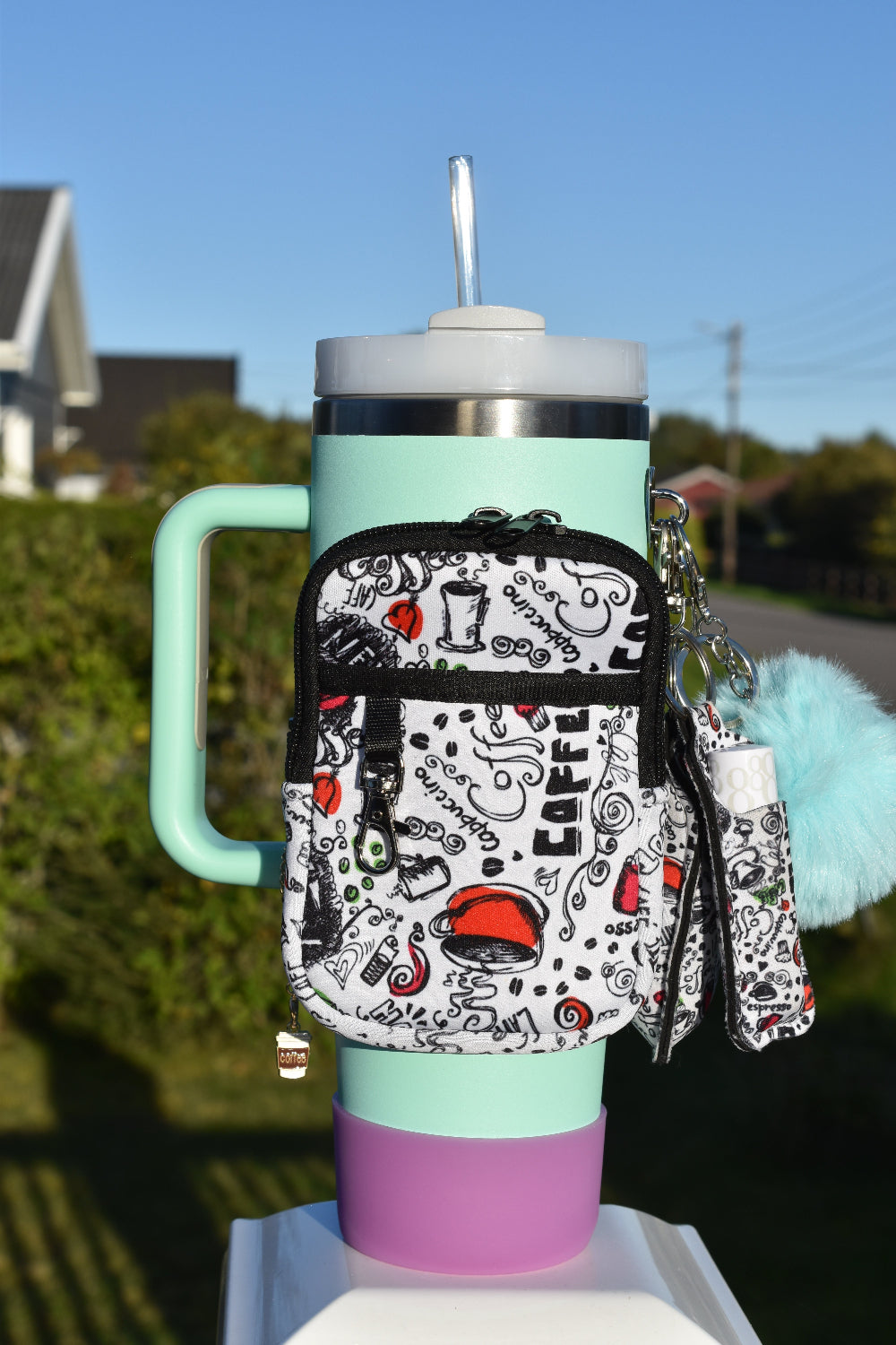 Turkis termokopp med tilbehøret i Coffie serien. Den er pyntet opp med ryggsekk, veske til airpods, veske til lypsil, dusk, smykke og boots beskyttelse som skifter farge fra hvit til lilla!