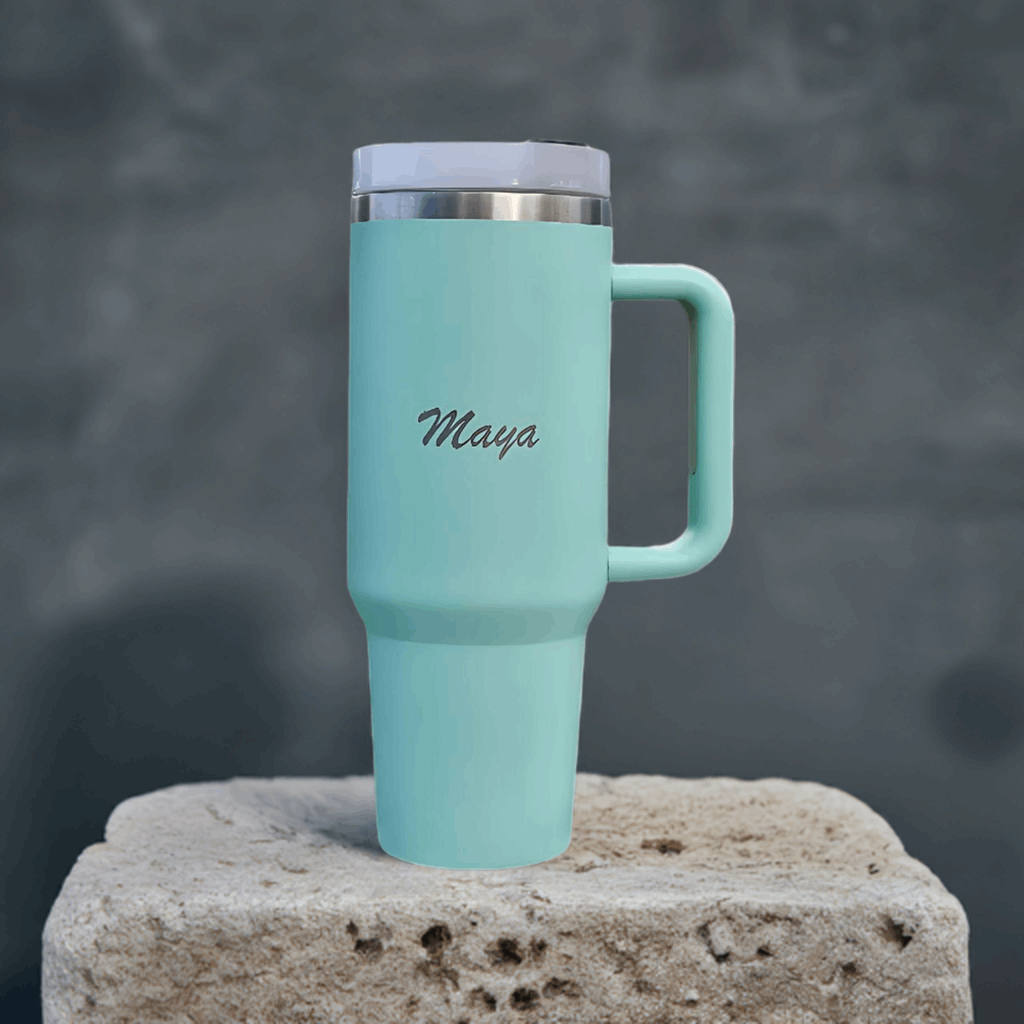 Termokopp i turkis farge med Maya lasergravering. Personlig termokopp som er en perfekt personlig gave til noen man er glad i. Termokoppen rommer 1,2 liter og holder drikken din kald. Kombiner med isbiter og ha iskald drikke hele dagen. Holder også varm drikke varm.