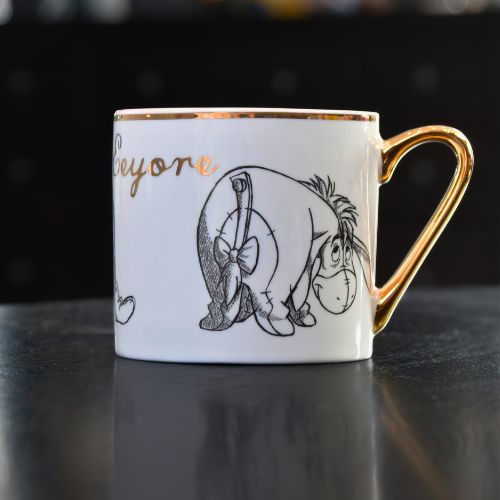 Tussi krus framsiden. Tussi som står med rompen til. Flotte gulldetaljer.