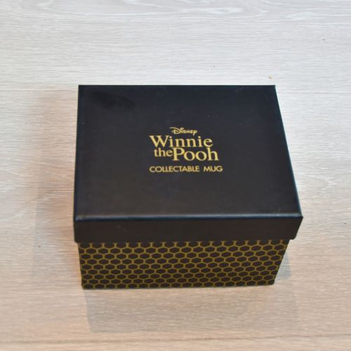 Esken til Tussi kruset. Svart med gulldetaljer.