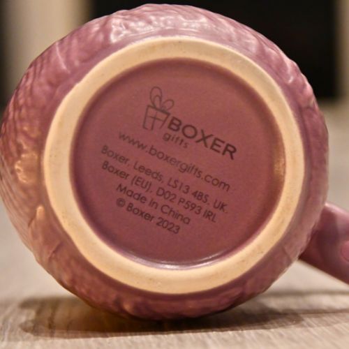 Undersiden av lilla hekle krus fra Boxer gifts