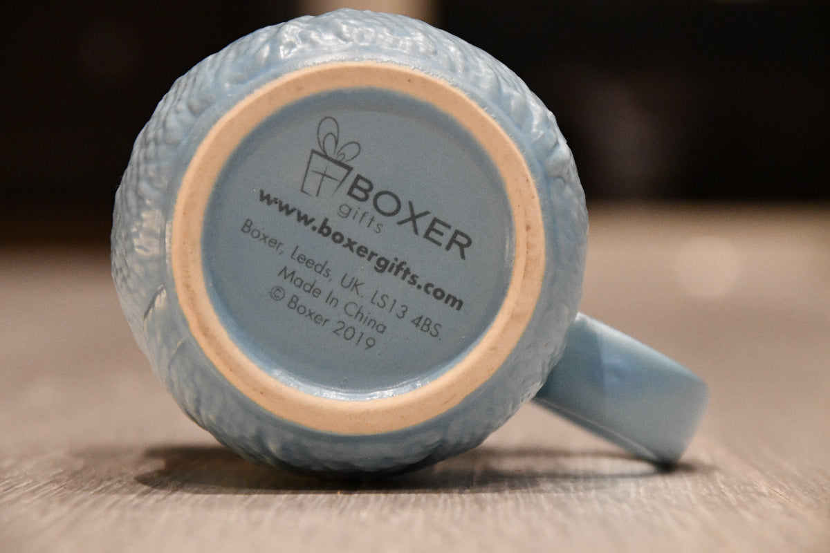 Undersiden av blå strikkekopp fra Boxer gifts.