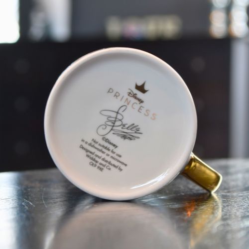 Belle koppen underside. Princess står det i gullskrift.
