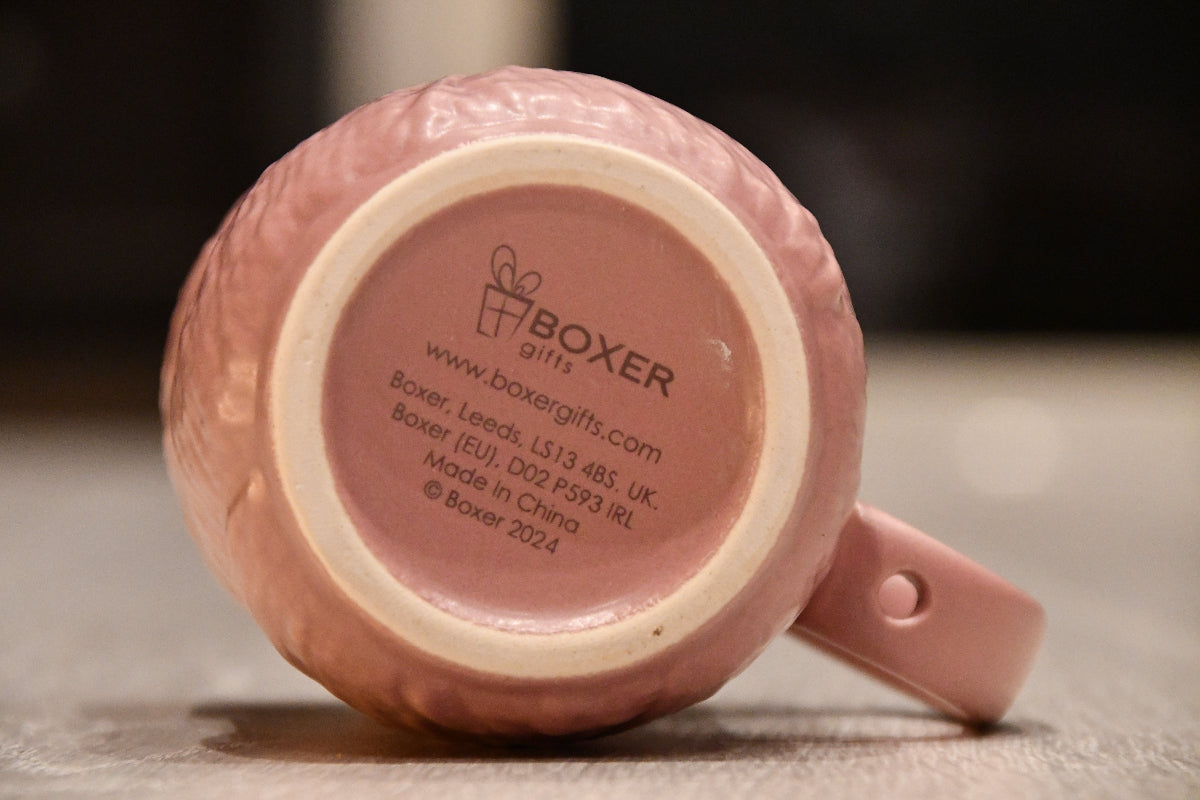 Undersiden av rosa heklekopp fra Boxer gifts.