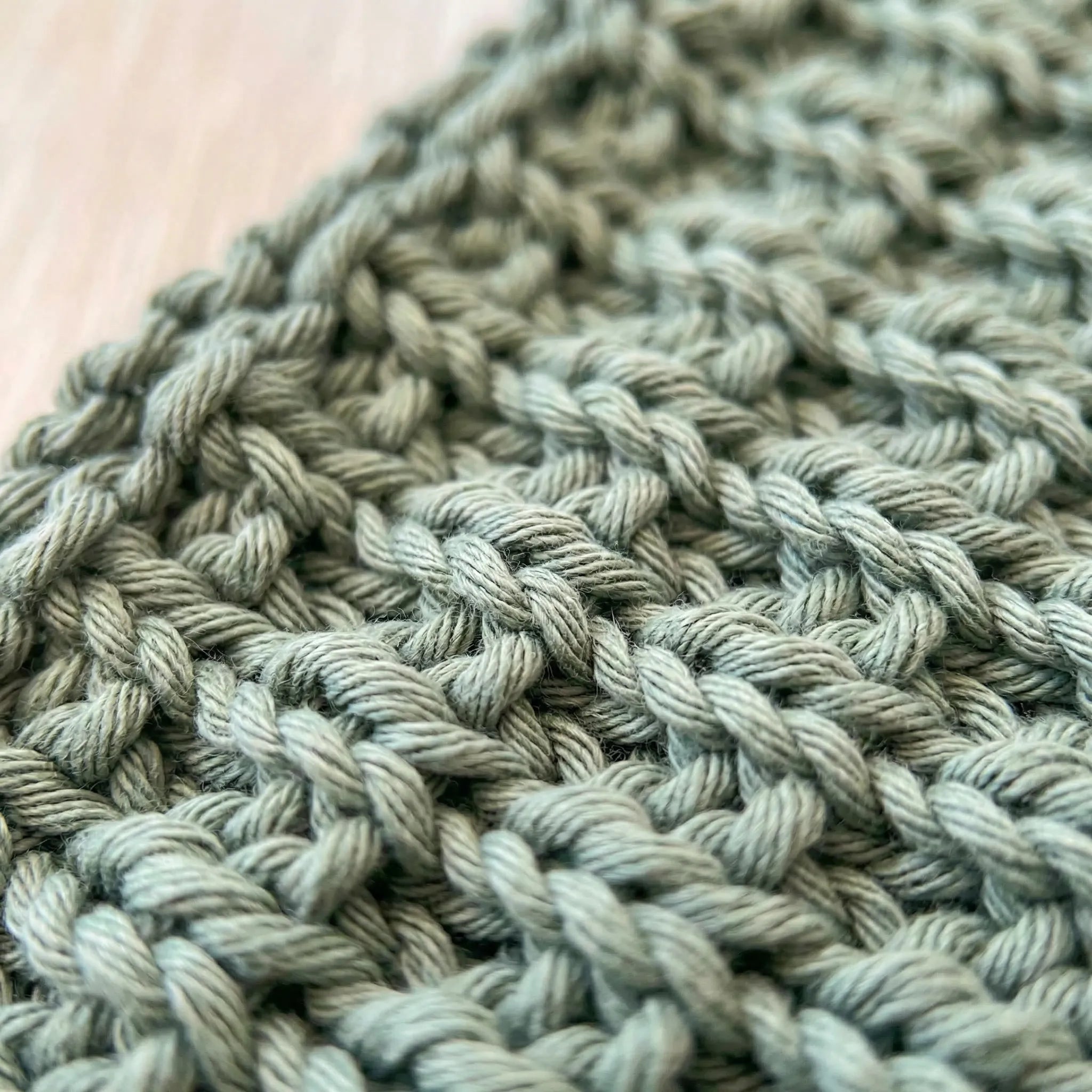 Gjennbrukbare vaskekluter strikket av mamma i 100% bomull. Denne er i fargen grønn. Disse vaskes i vaskemaskinen på 60 grader og passer like fint som kjøkkenkluter som vaskekluter til badet. Trekker godt til seg veske, og er derfor helt supre til både vasking og tørking.