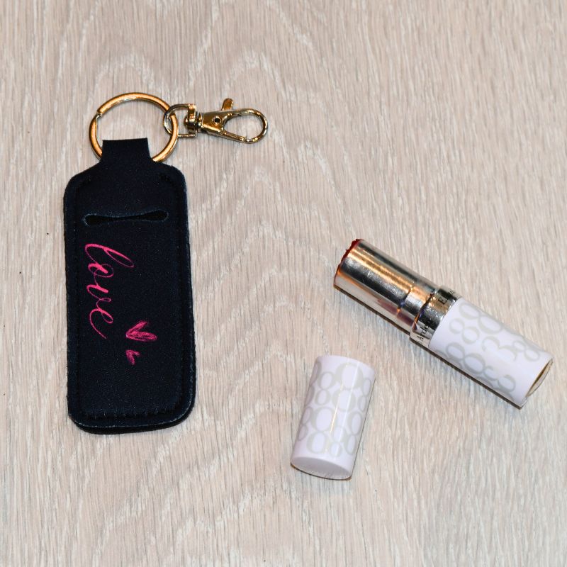 Lipstick veske med lipstick vesiden av.