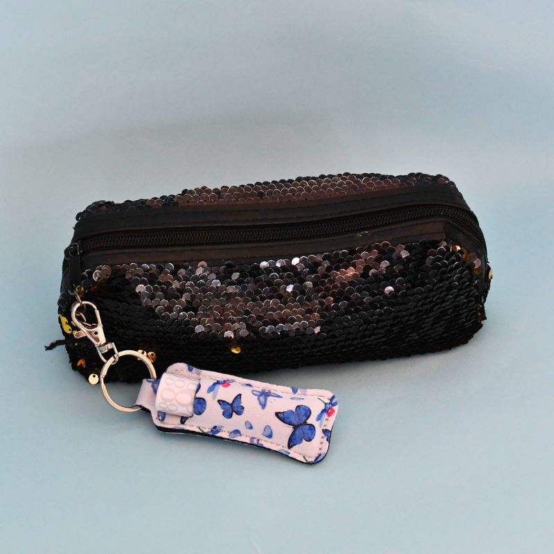 Blå sommerfugl veske til å putte lipstick oppi. Veldig praktisk da man kan penge den på penalen eller andre ting så den alltid er med. Krok følger med.