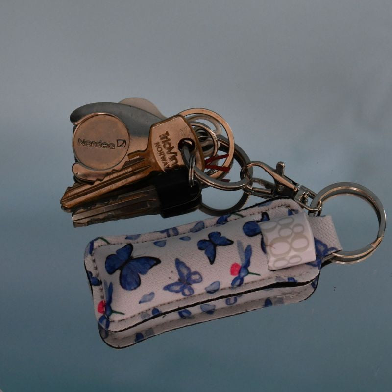 Lipstick / lypsil veske som her henger på nøkkel-knipe så den alltid er med ut døren og er dermed lett tilgjengelig når man har brukt for den.