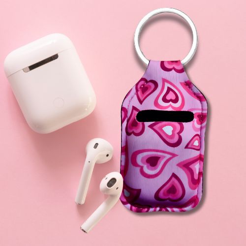 En håndlaget nøkkelring med karabinkrok. Rosa design med hjerter. Har plass til å oppbevare airpods eller andre ørepropper.