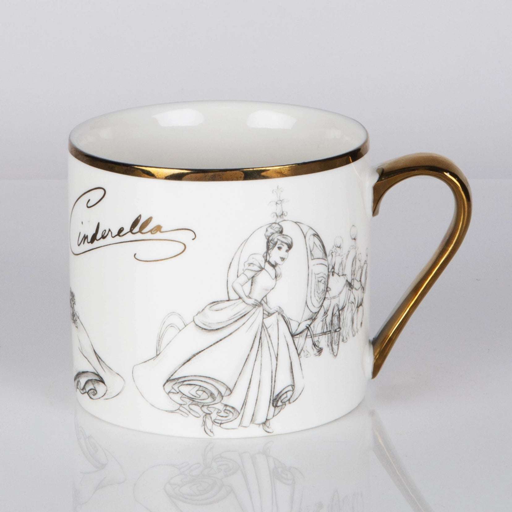 Disney krus med Askepott fra siden. Koppen er i hvit med et motiv av askepott i kjole bak hestesleden. Håndtak og toppen i gullfarge.