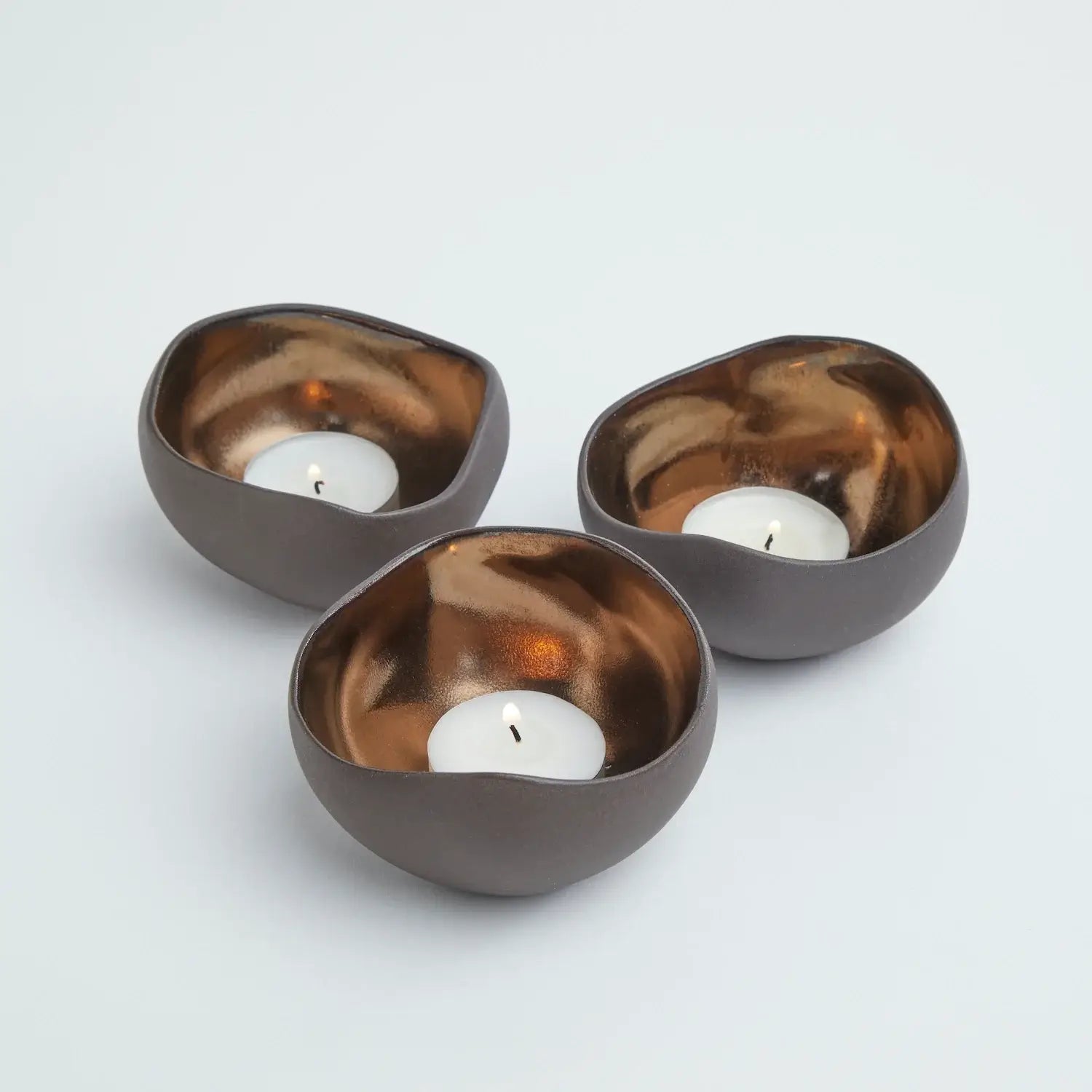 Brune telyshodldere med telys. Håndlaget design fra Frankrike