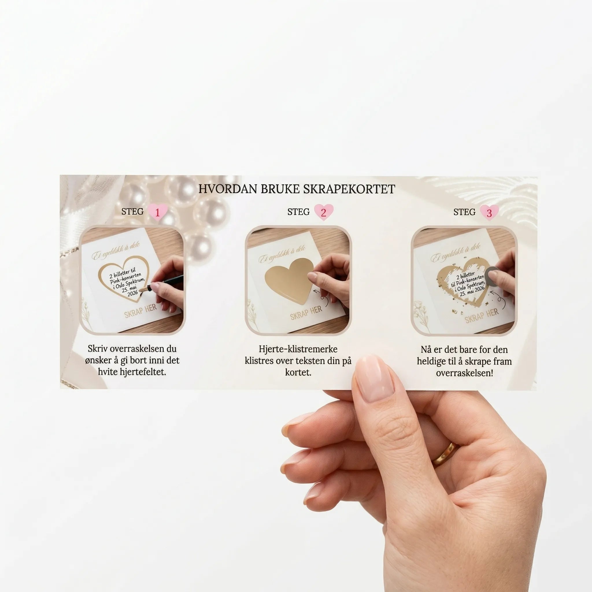Slik brukes bryllupskortet med skrapefelt. Skriv inn ønsket teksti det hvite hjerte-feltet. Fest over skrapelappen. Brudeparet må skrape frem gaven. En utrolig morsom og koselig måte å gi både bryllupskort og bryllupsgave på.
