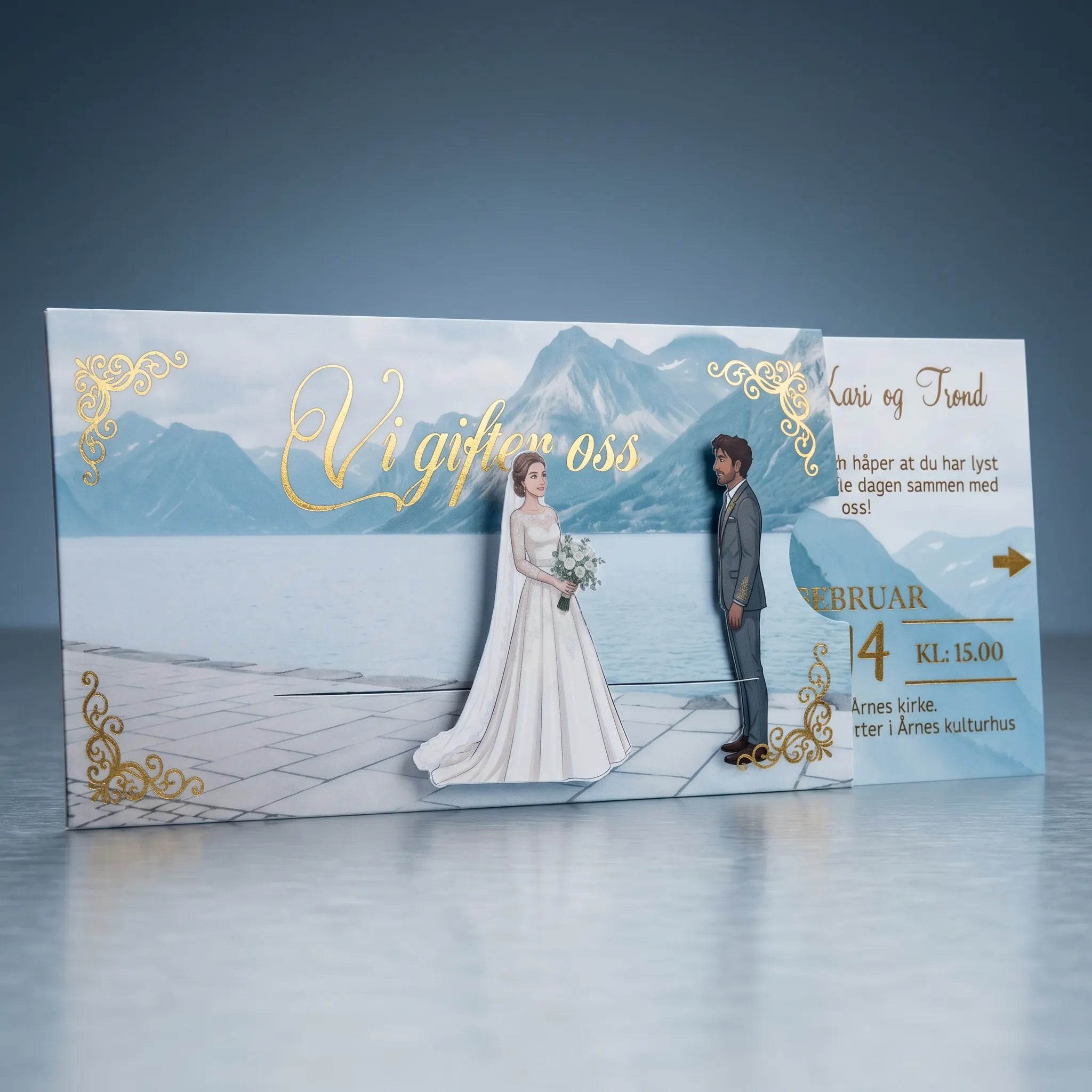 Bryllupsinvitasjon med gullfolie. Et interaktivt bryllupskort der bruden går til brudgommen når man drar i pilen. Alle detaljene om bryllupet kommer frem. Gjestens navn kan også gullfolieres på toppen av kortet. Meget elegante kort som er håndlaget i Norge.