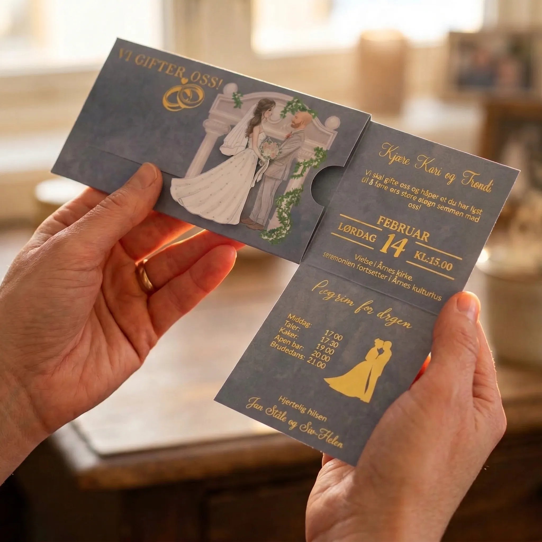 En bryllupsinvitasjon med gullfoliering. Et interaktiv kort der bruden går mot brudommen når man drar i kortet og avslører detaljene om bryllupet. Kortet kan tilpasses med egen tekst og gjestens navn. Invitasjonen kan også lamineres med enten matt eller glossy laminat. Et meget eksklusivt kort til de som vil skape en wow faktor.