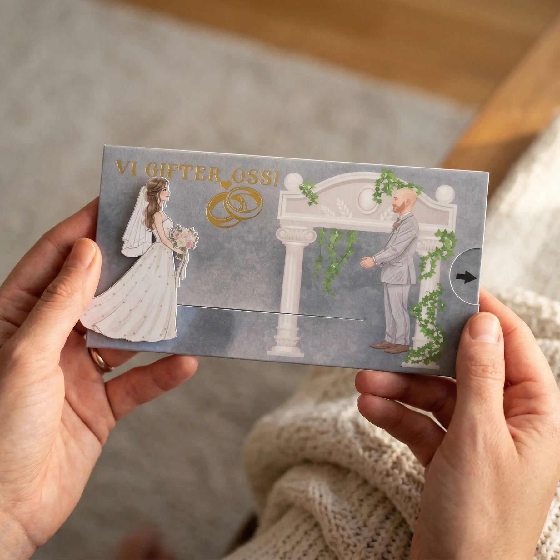 Bryllupsinvitasjon med interaktiv funksjon. Vi gifter oss med to gullringer i gullfolie. Når man drar i pilen så går bruden bort til brudgommen, og detaljene om bryllupet avsløres i delen som dras ut av kortet. Lekker og eksklusive kort som håndlages i norge. Kortene kan lamineres med enten matt eller glossy laminat. Kortet kan også tilpasses med gjestenes navn på kortet