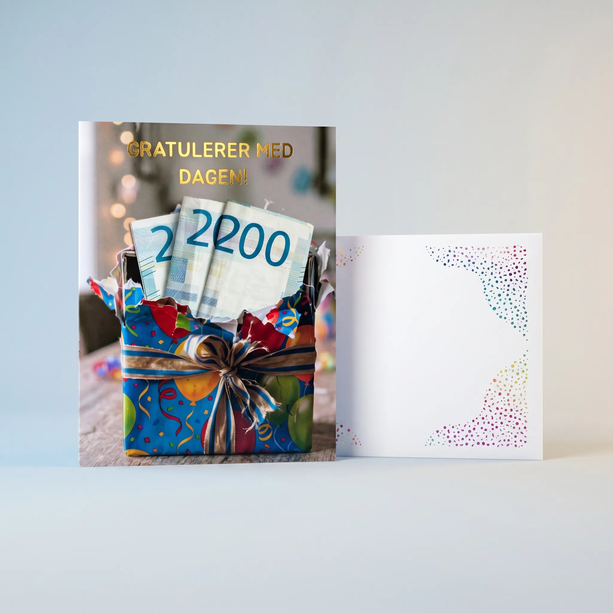 Morsomt og kreativt bursdagskort med pengelomme for sedler. Legg pengegaven i pakken på kortet og skriv din hilsen på de to hvite sidene inni kortet. En hvit konvolutt med regnbue farget foliering i hjørnene følger med kortet.