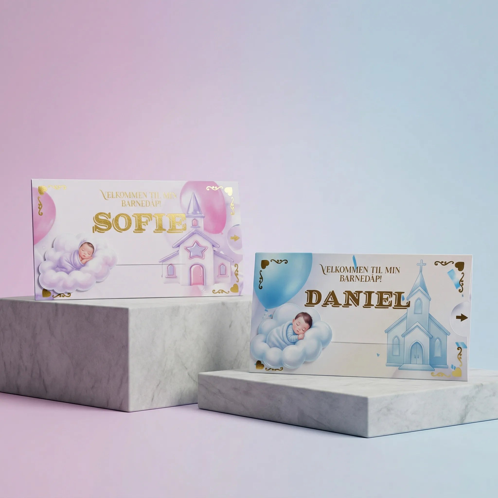 Dåpsinvitasjon til gutt eller jente med barnets navn. Dra i pilen og se babyen sveve på skyen til kirken. Detaljene om dåpen kommer frem med tekst du selv ønsker. Kan lamineres i matt eller glossy finish. En meget eksklusiv innbydelse