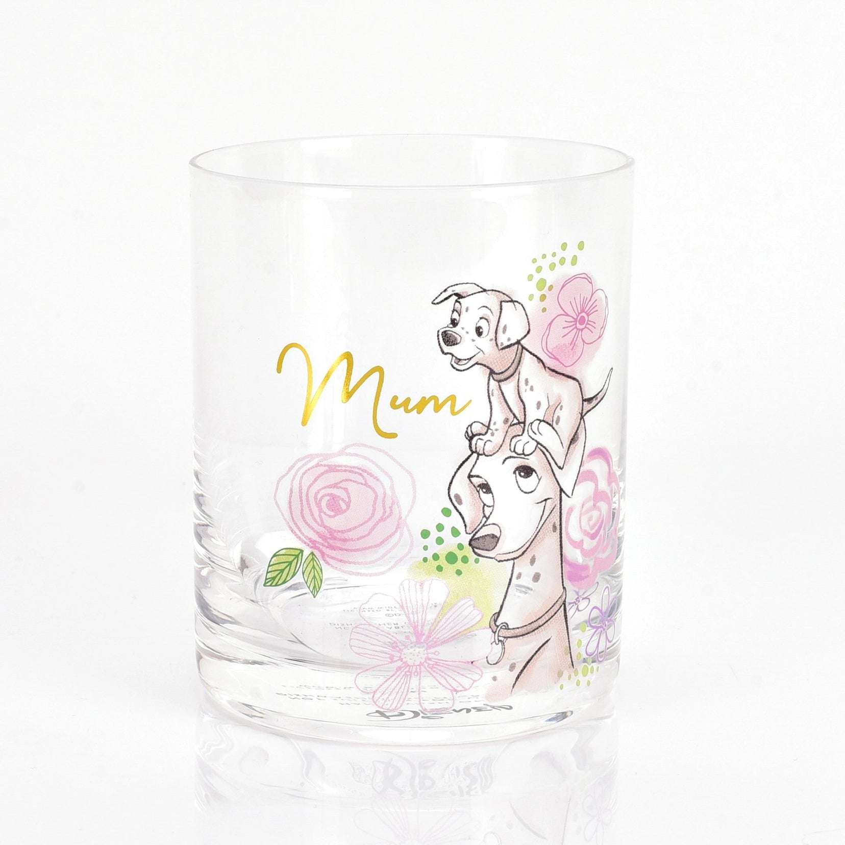 101 dalmatinere glass med en mamma hund og en valp. Med teksten mum. Glasset er et lisensiert Disney produkt og kommer som et sett med to glass. En perfekt bursdag eller julegave til din mamma. Glassene symboliserer din kjærlighet til mamma, og kommer i en fin gaveeske. Den har nydelige gulldetaljer og fargede bilder av dalmatiner mor og barn.