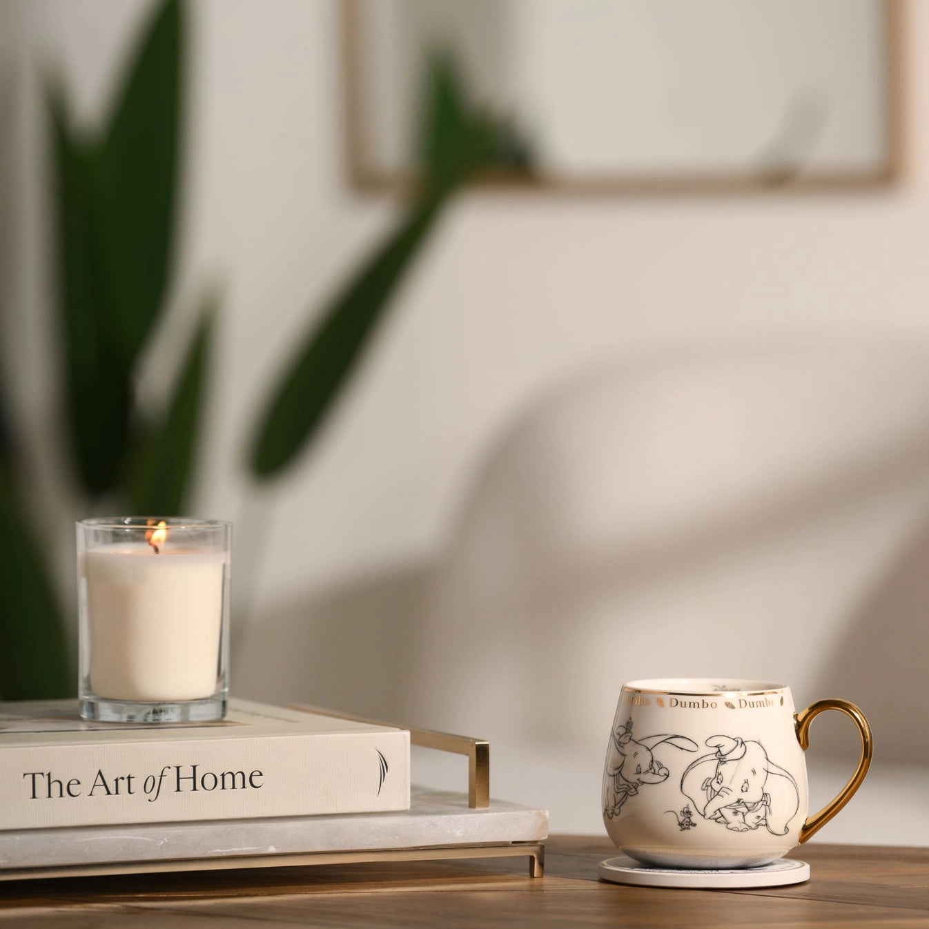 Håndtegnet motiv av Dumbo på Disney Collectable Mug med myke farger og elegant design i bruk. Perfekt detalj i hjemmet, som setter stemningen i kaffebesøket. Samlekrusene i denne serien kommer med 10 forskjellige design fra Disney.