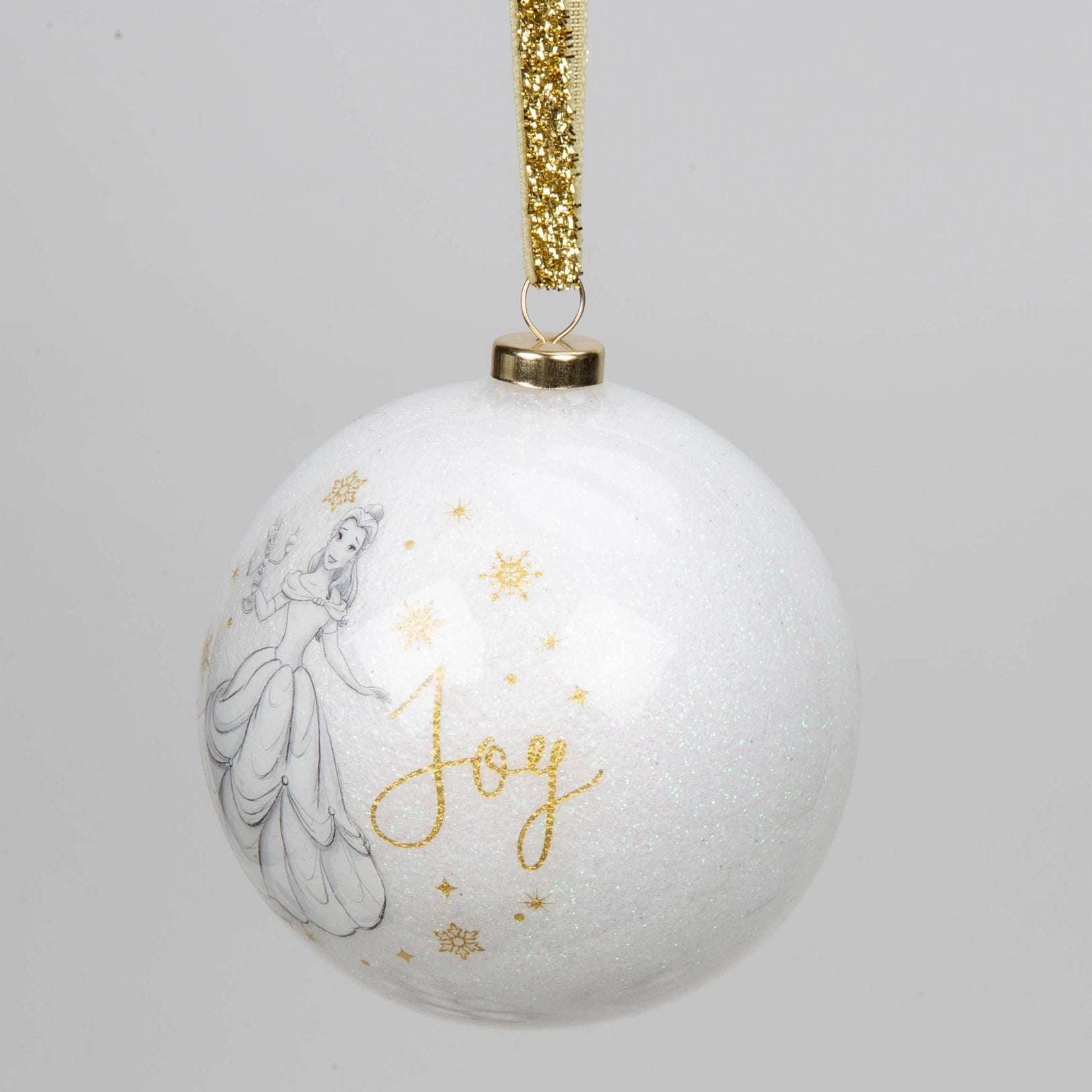 Disney julekule av Belle. Hvit kule med gullskrift og et snøre i gull. På juletre kulen står det joy i gull, og Belle er tegnet illustrasjon fra Skjønnheten og udyret filmen.