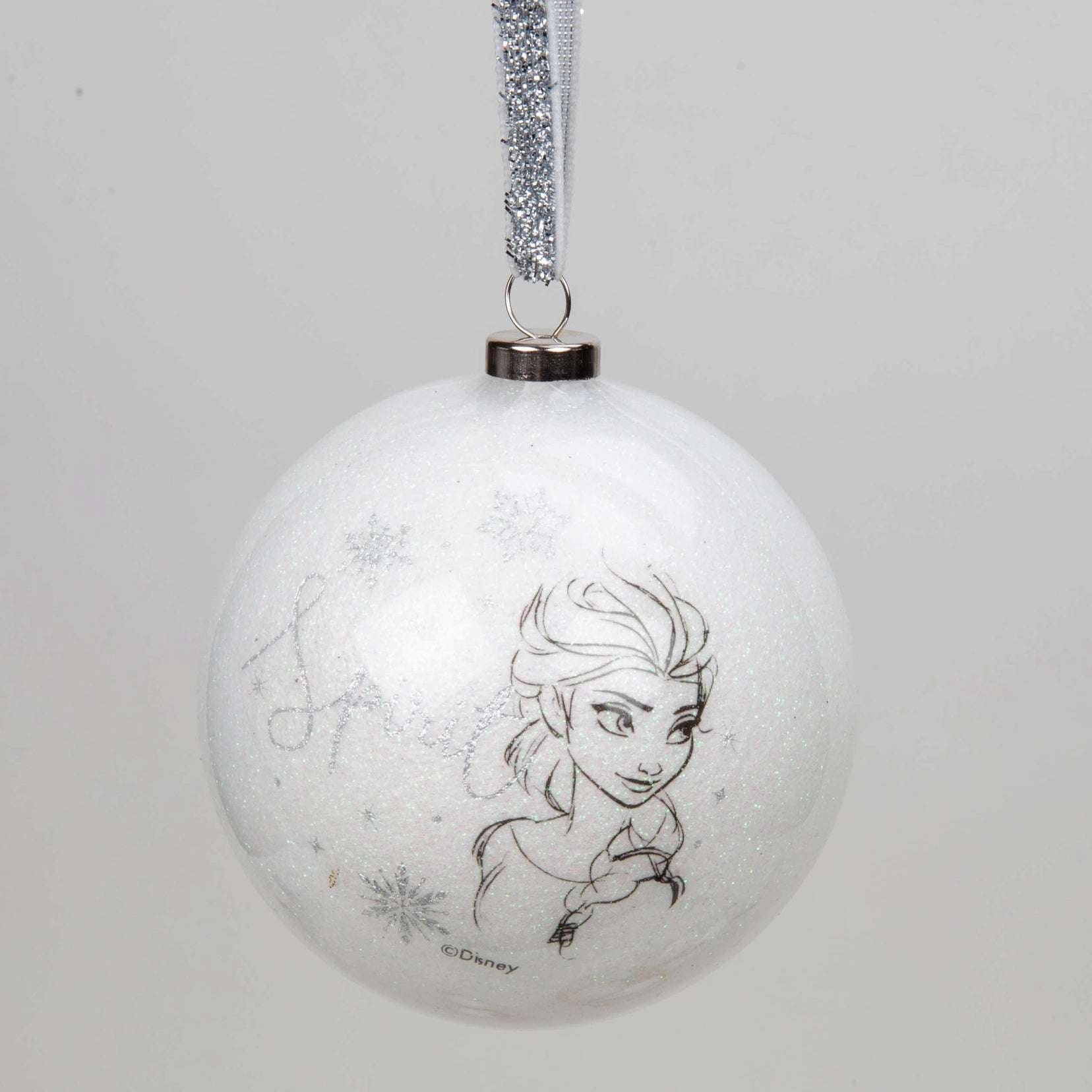 Disney julekule med Elsa motiv. Hvit julekule med snøre i sølv.