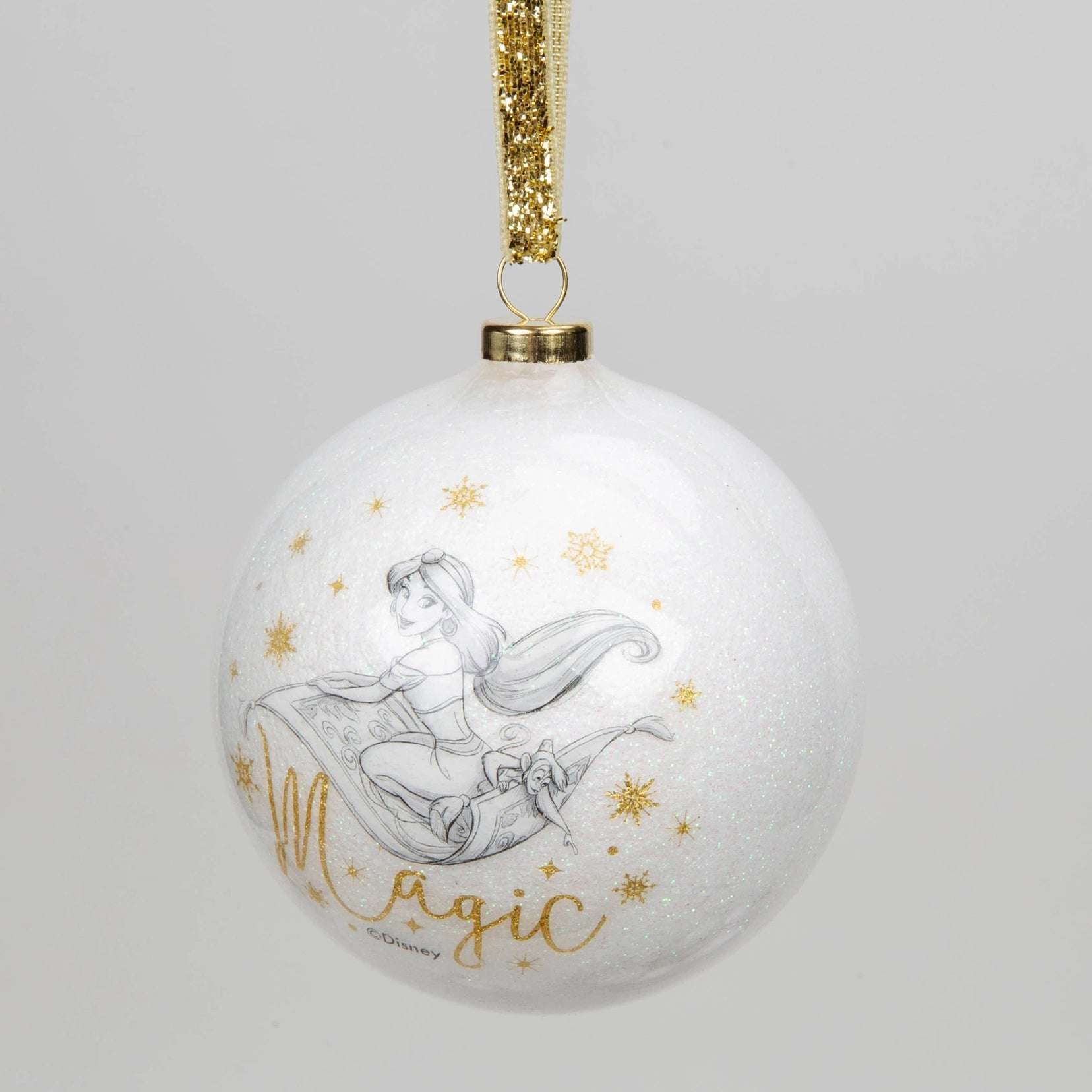 Disney julekule med Jasmine fra Aladin. Hvit kule med gullskrift og stjerner. Snøre/oppheng i gull med glitter.
