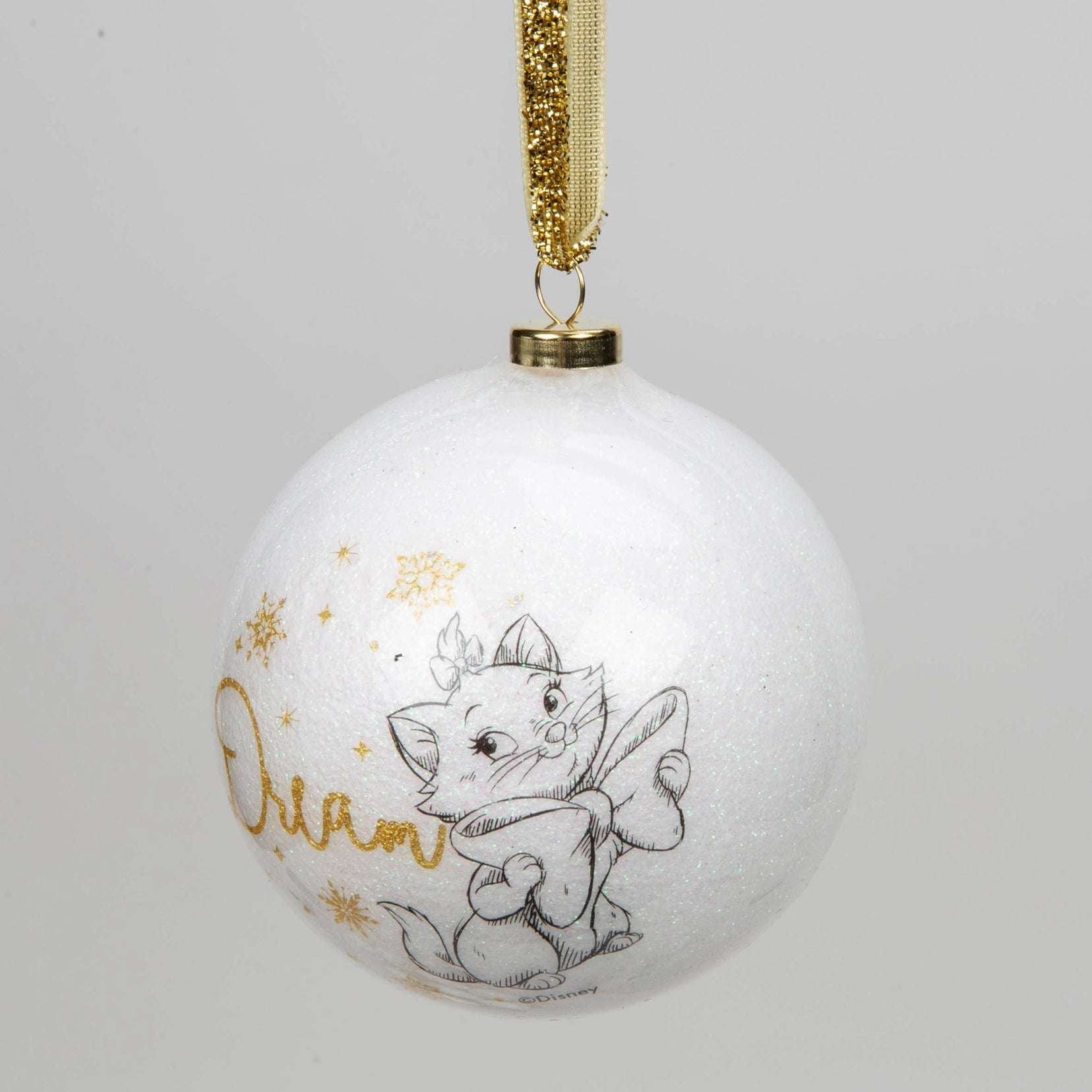 Disney julekule med Marie pus. Kulen er hvit med gullskrift og stjerner. Snøre i gull med glitter.