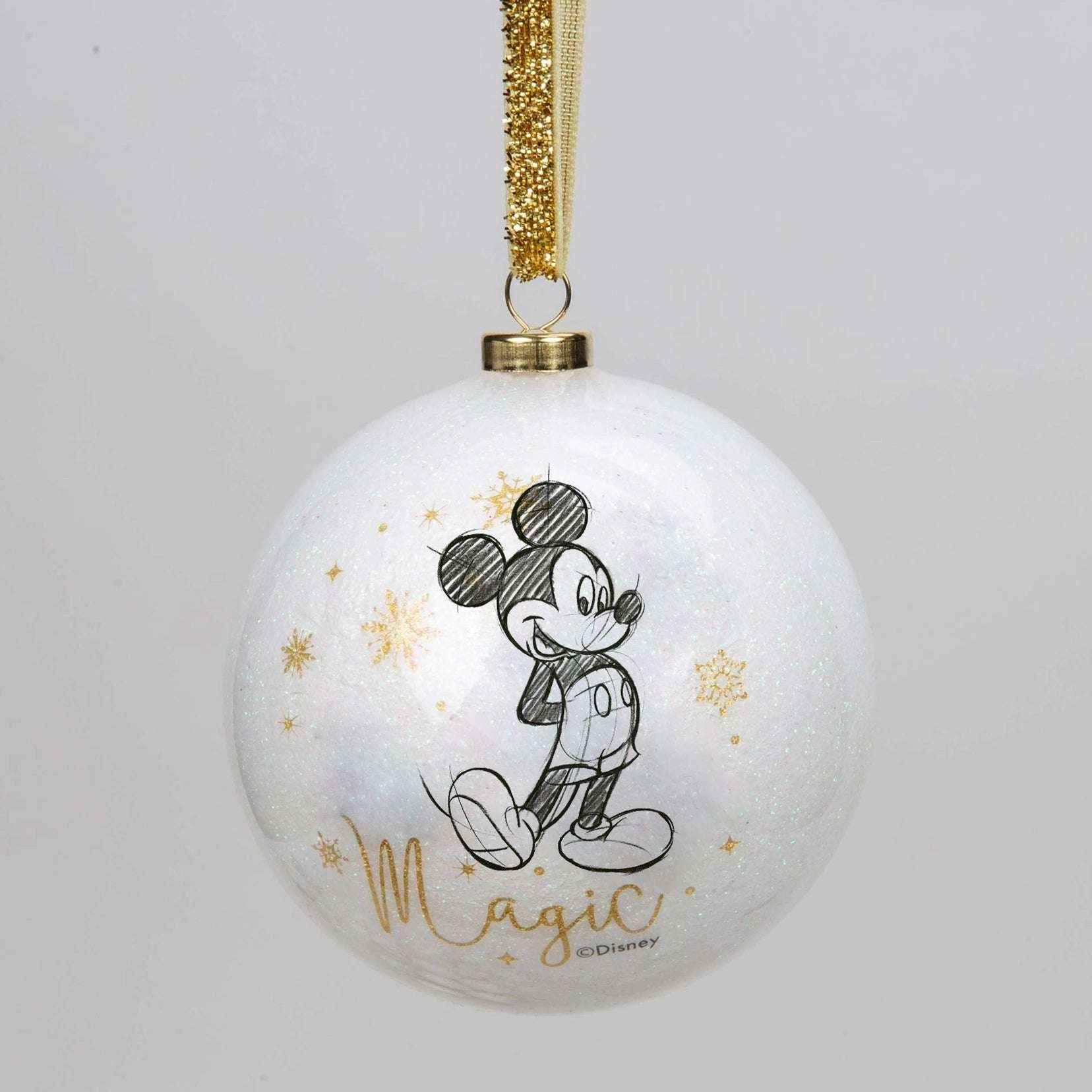 Disney julekule med Mikke mus. Julekulen er i hvit farge med gullskrift der det står Magic. Snøre i gull med glitter.