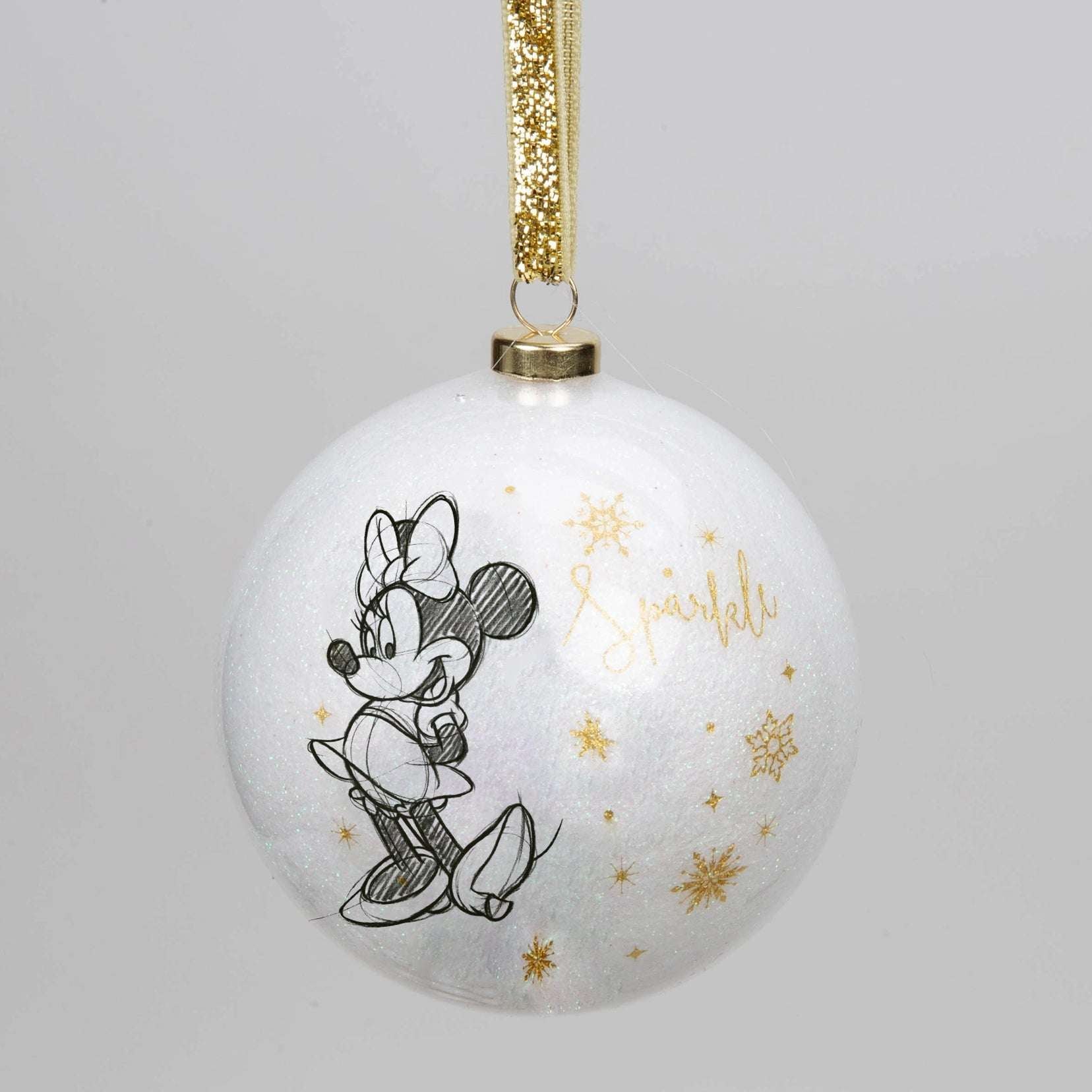 Disney julekule med Minni mus. Hvit julekule med skriften Sparkle i gull og gullstjerner rundt. Snøre er i gull med glitter. Minni Mus er tegnet illustrasjon på den hvite julekulen. Disney magi på juletreet med flotte gulldetaljer.