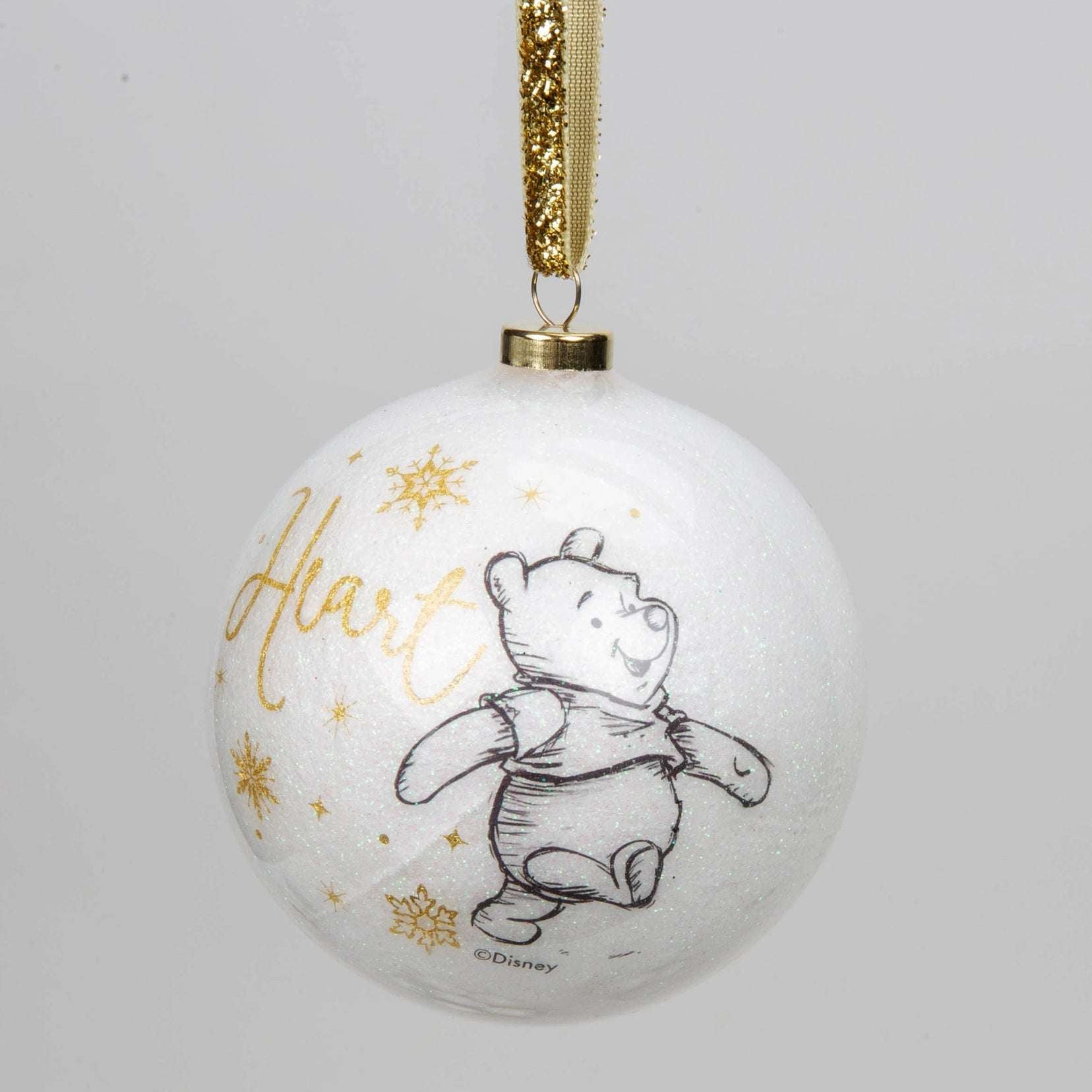 Disney julekule med Ole Brum. Ordet Heart i gulltekst og snøre i gull med glitter. Denne pakken med hvite julekuler inneholder hele 15 juletrekuler fra Disney. Fyll juletreet med nydelige disney karakterer med tegnet illustrasjoner av disney figurer fra filmene vi så godt kjenner til.