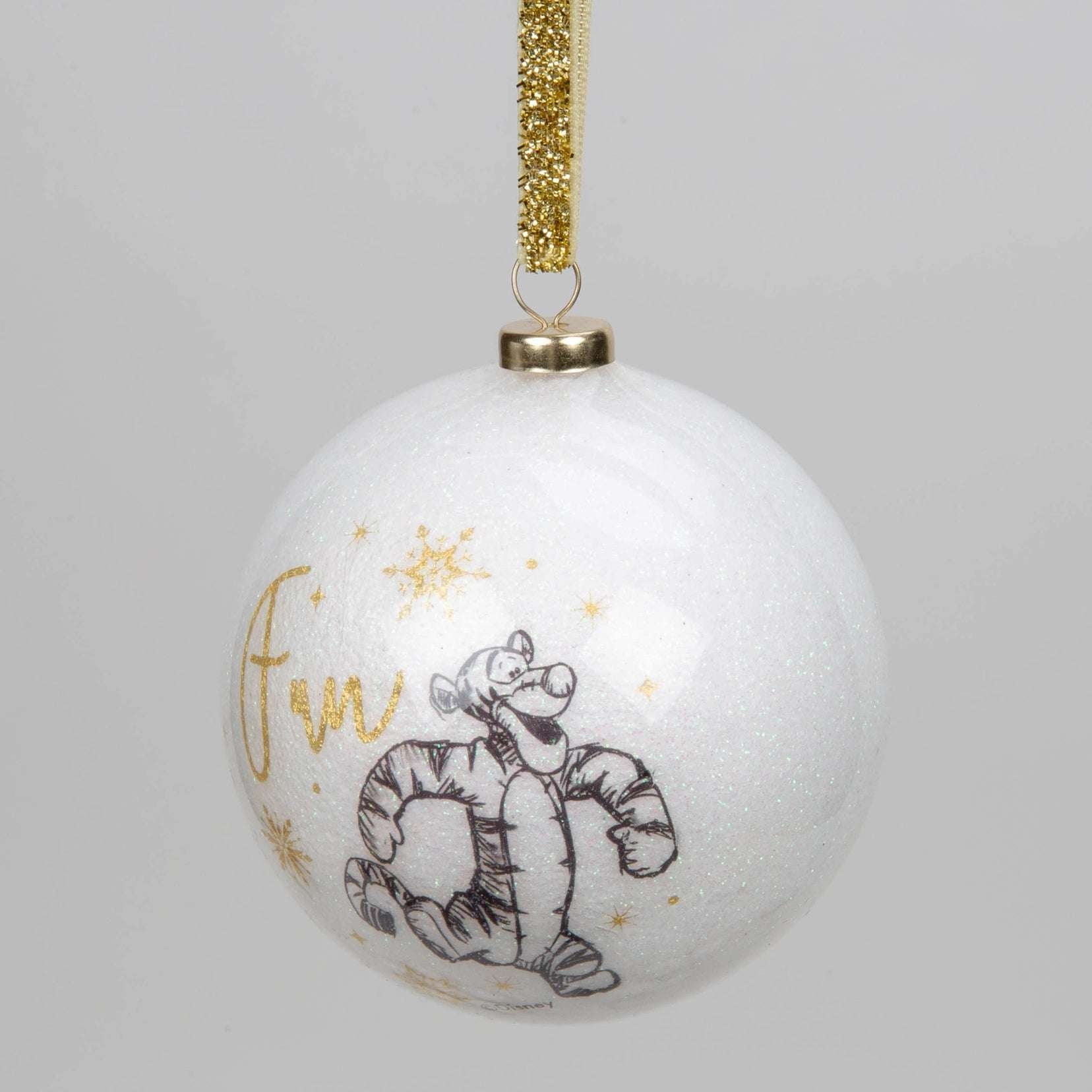 Disney julekule med Tigergutt fra Ole Brum. Hvit kule med ordet Fun i gull. Snøre i gull med glitter. Juletreet vil skinne av magisk julestemning med disse nydelige disney karakterene og nostalgi fra barndommen.