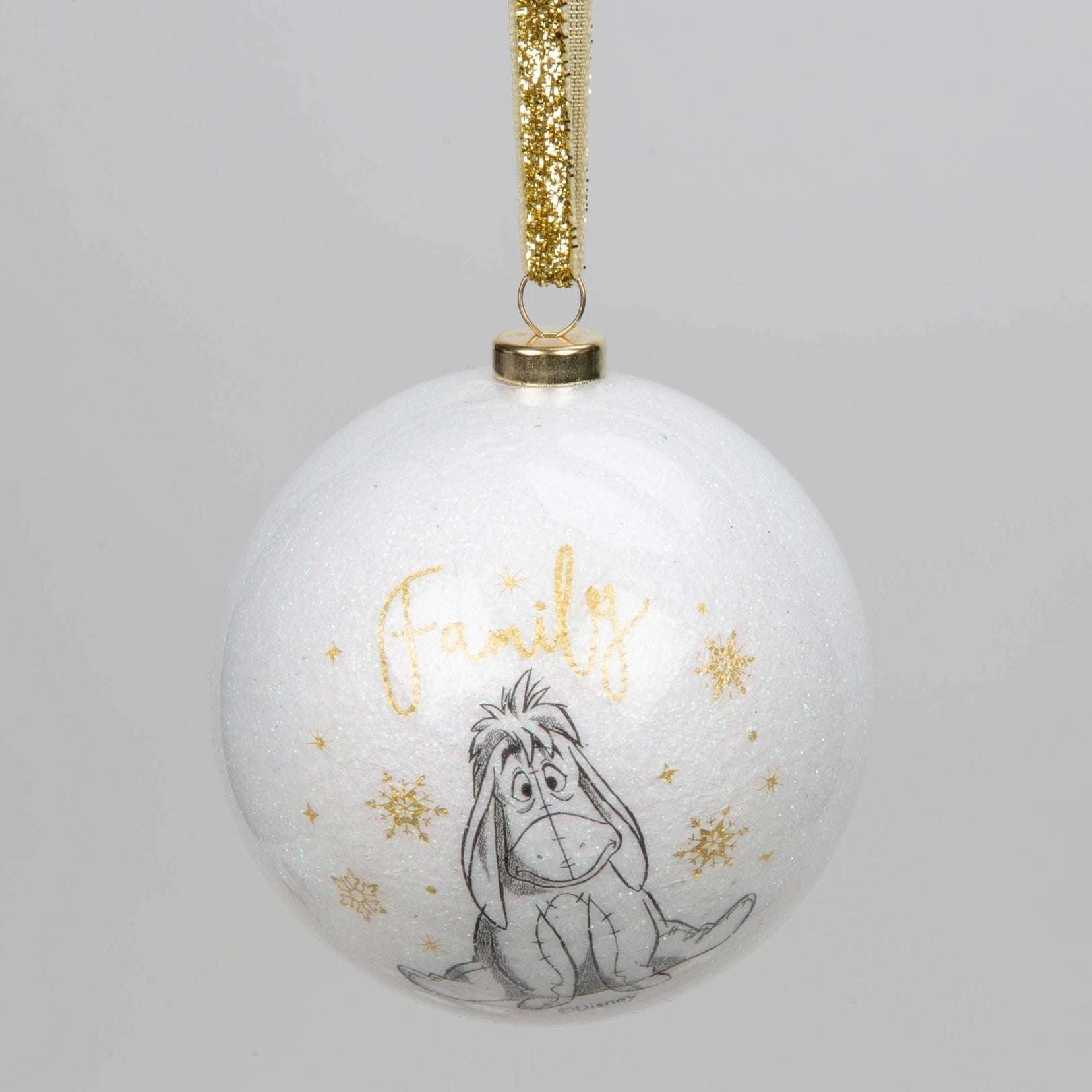 Disney julekule med Tussi. Hvite kule med Family i gulltekst og snøre i gull med glitter. Tussi sitter og ser litt lei seg ut vi så godt kjenner han fra Disney filmene. Men han er alltid like søt og juletreet vil ikke bli det samme uten vår kjære Tussi.