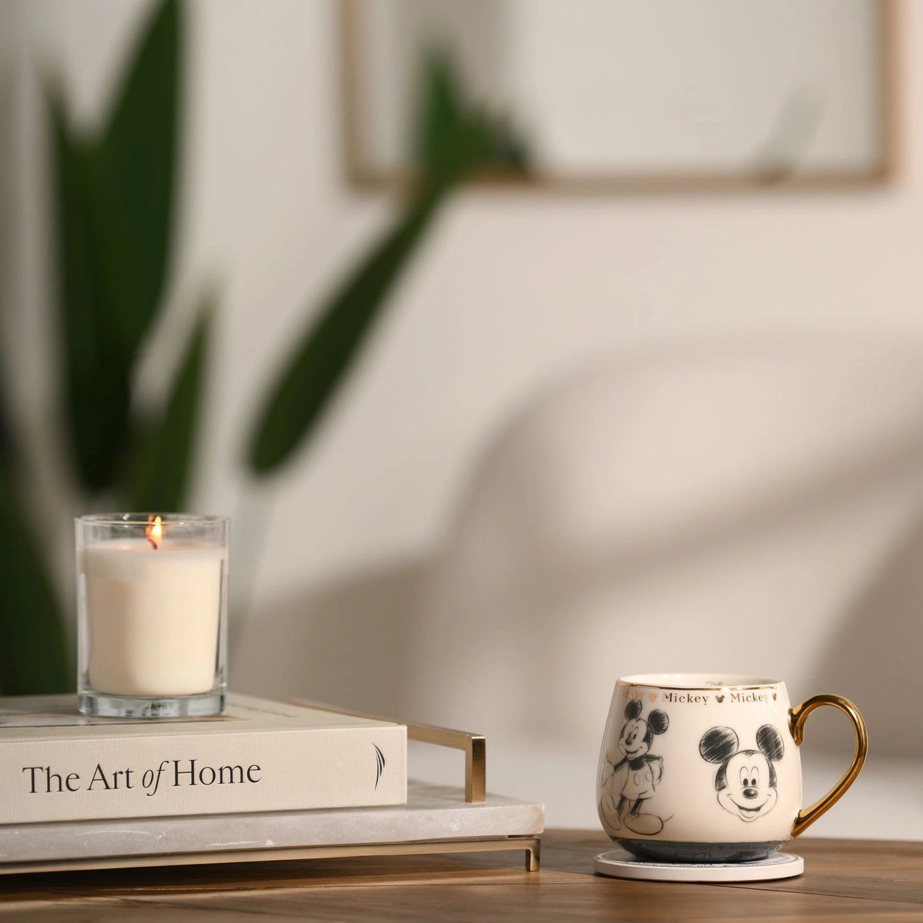 Mikkemus krus i bruk. Nydelige detaljer illustrert med tegning på koppen og gull detaljer rundt toppen og på hanken. Disney magi i hjemmet, sammen med følelsen av luksus og hverdagskos.