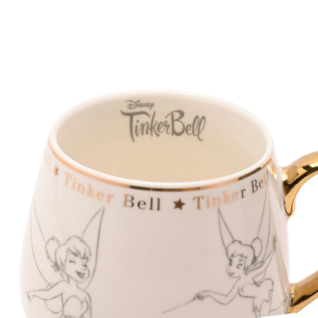 Toppvisning av Tingeling Disney-krus med elegant design. Inni koppen står teksten Disney - Tinker bell. Små detaljer som gjør den store forskjellen. Kruset kommer også med mange fine tegnet bilder av tingeling rundt hele koppen og gulldetaljer som gjør kruset luksuriøst på frokostbordet.