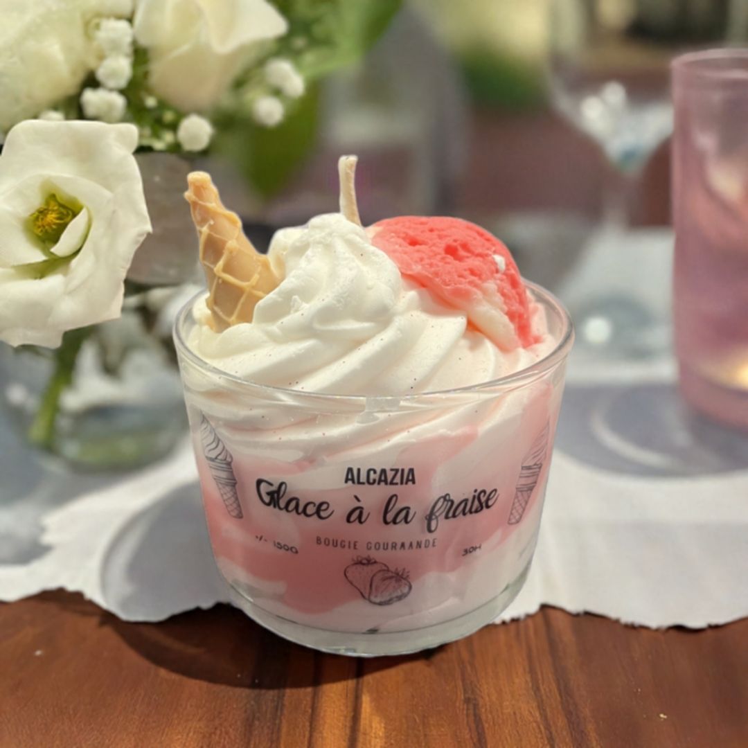 Håndlaget duftlys med lukt av vanlijeis og jordbær