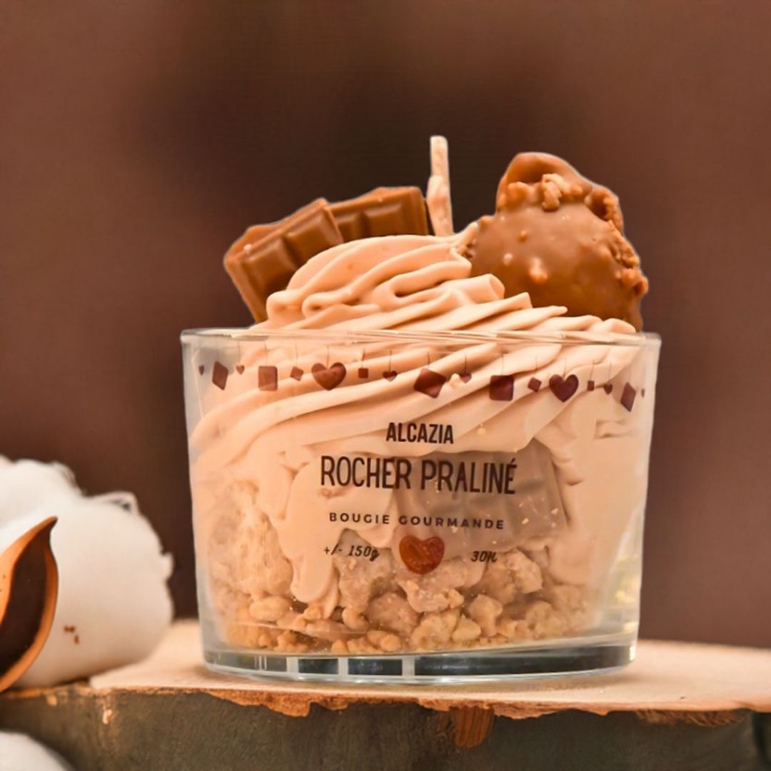 Duftlys fra Alcazia som ser ut som en dessert man bare har lyst å spise godt. Og det beste er at det lukter like godt som det ser ut!