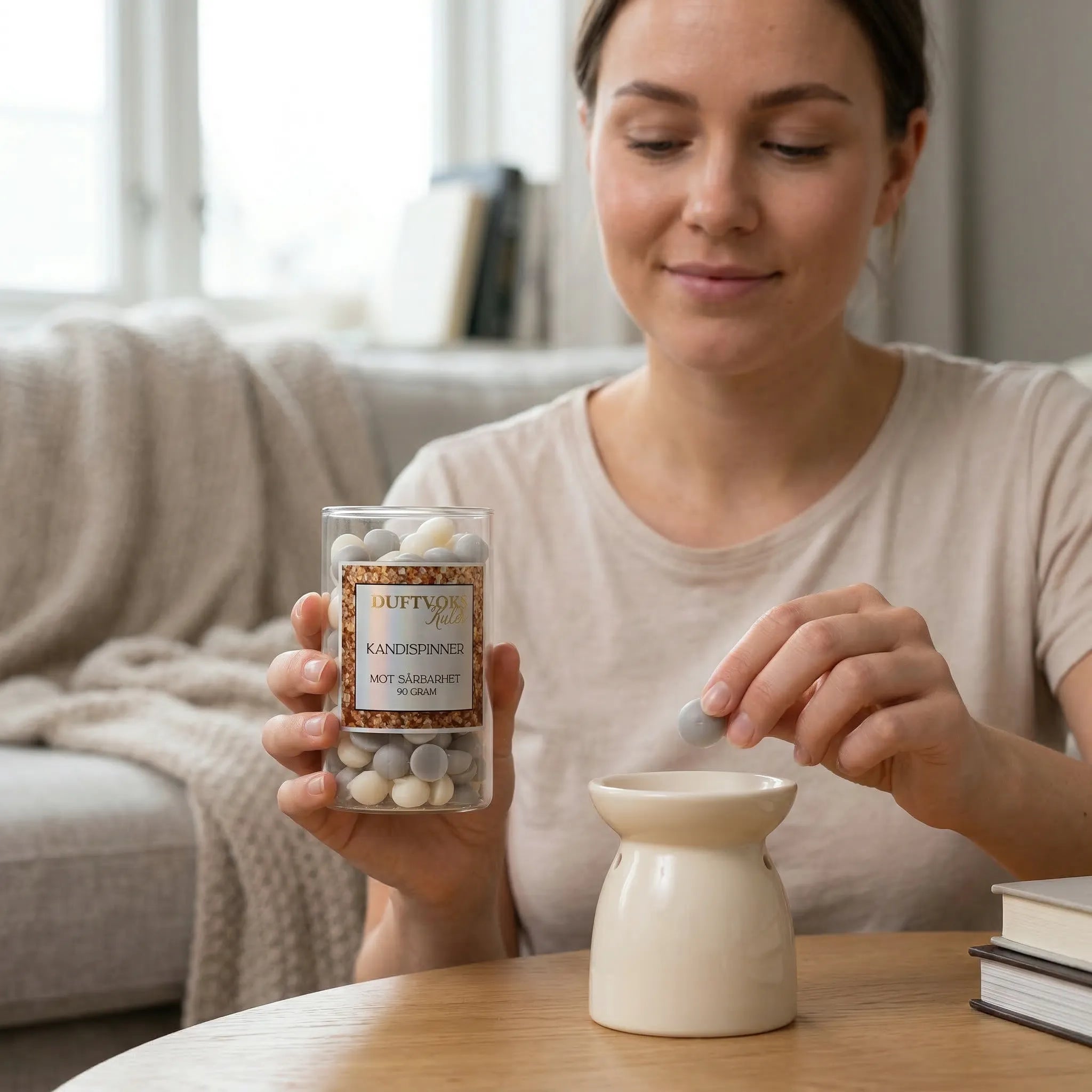 Duftvoks av bivoks og soyaboks som legges i en duftbrenner. Kandispinner er en duft som skal lindre mot sårbarhet. Hvert glass inneholder 90g voks.