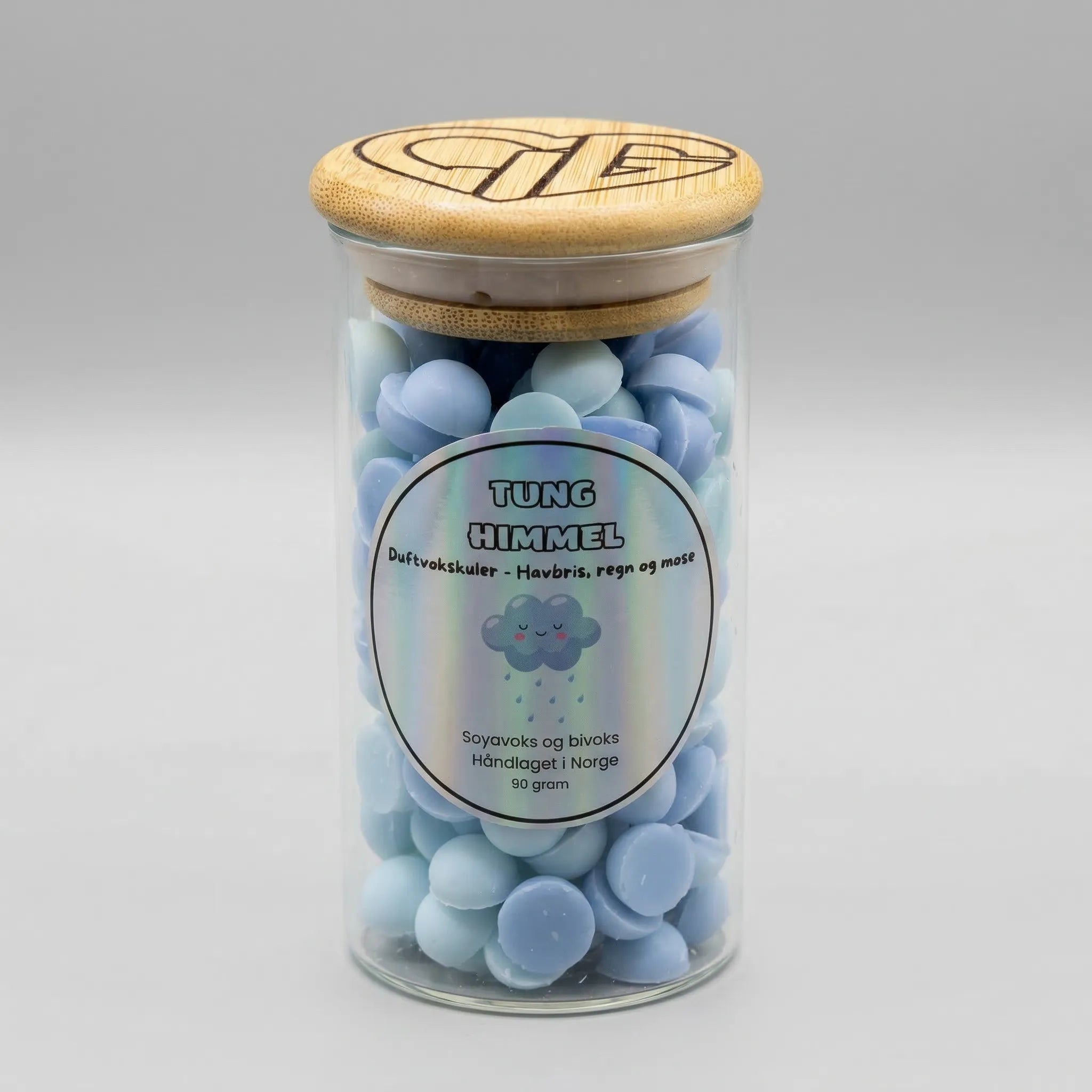 Håndlaget duftvoks fra norge med soyavoks og bivoks. Tung himmel har en duft av havbris, regn og mose. En lett og frisk duft. Glasset inneholder 90g voks. Håndlaget med kjærlighet i norge.