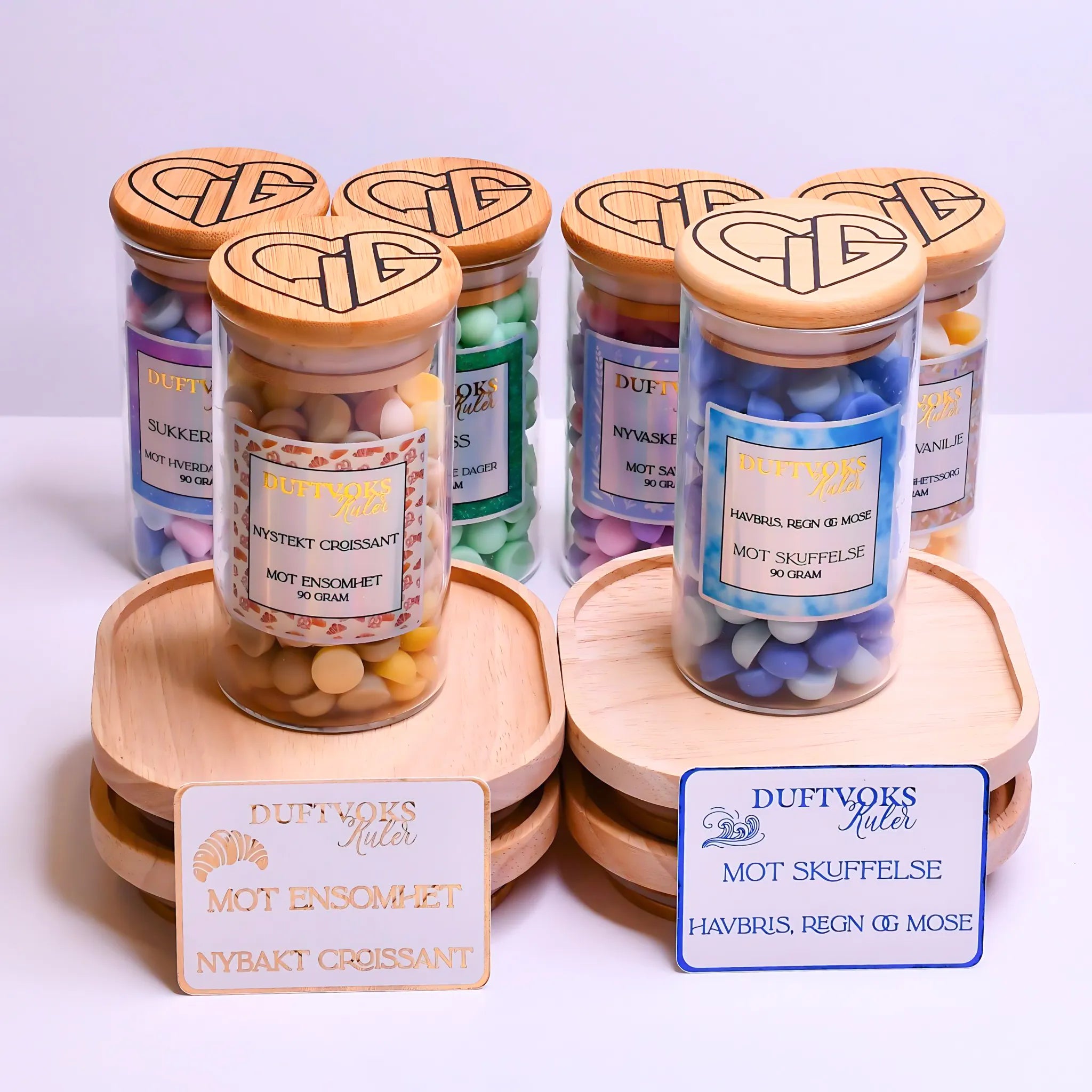 Duftvoks serien vår mot følelser. Hver lukt kommer med hver sin følelse. Du er ikke aleine. Følelseskortene følger også med og alt er håndlaget av oss. Nydelig som interior med gulldetaljer på etikettene.