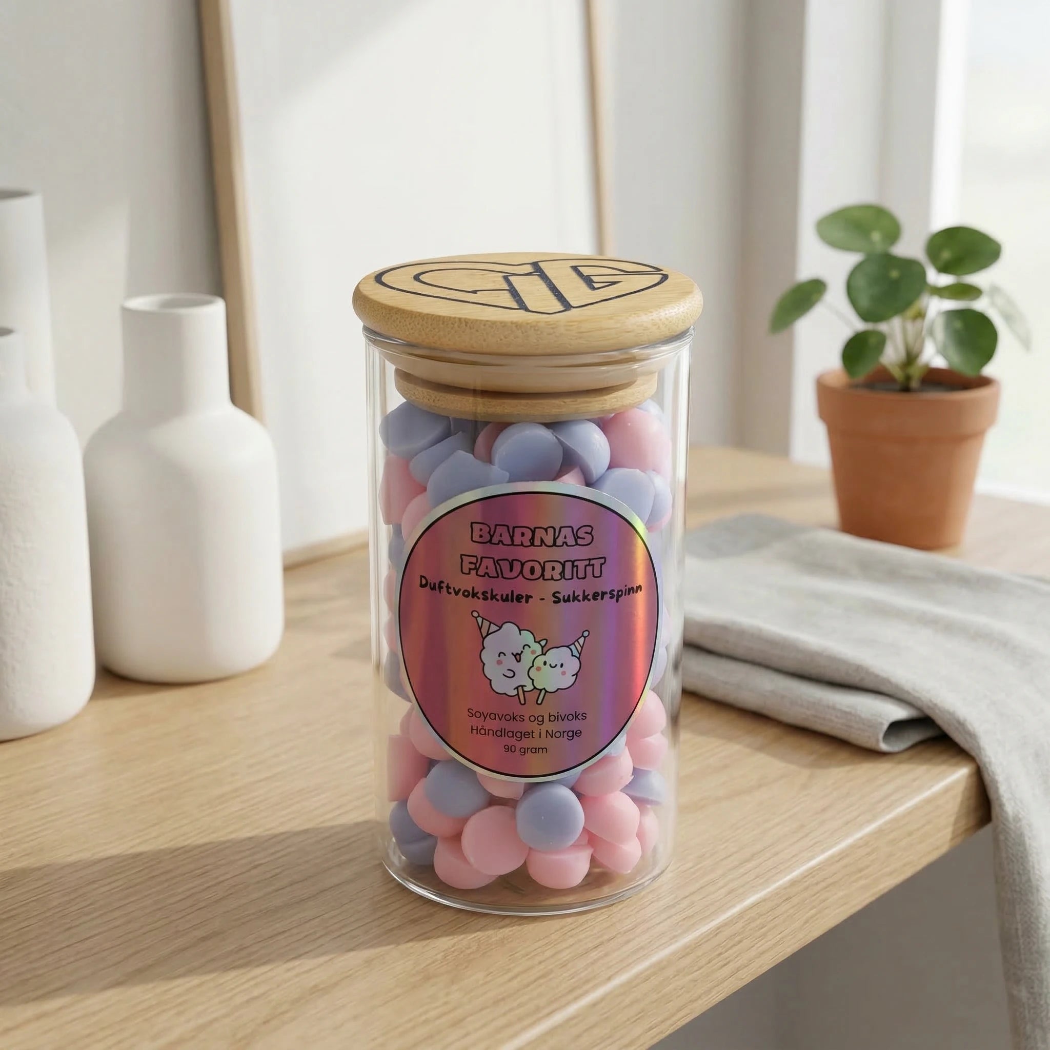 Duftvoks i glass med duft av sukkerspinn. Duftvoksen heter Barnas favoritt, nettopp fordi at de fleste barn elsker jo sukkerspinn og annet søtt. Håndlaget i norge med bivoks og soyavoks. Glasset inneholder 90 gram med små vokskuler, slik at man enkelt doserer ønsket mengde i voksbrenneren.