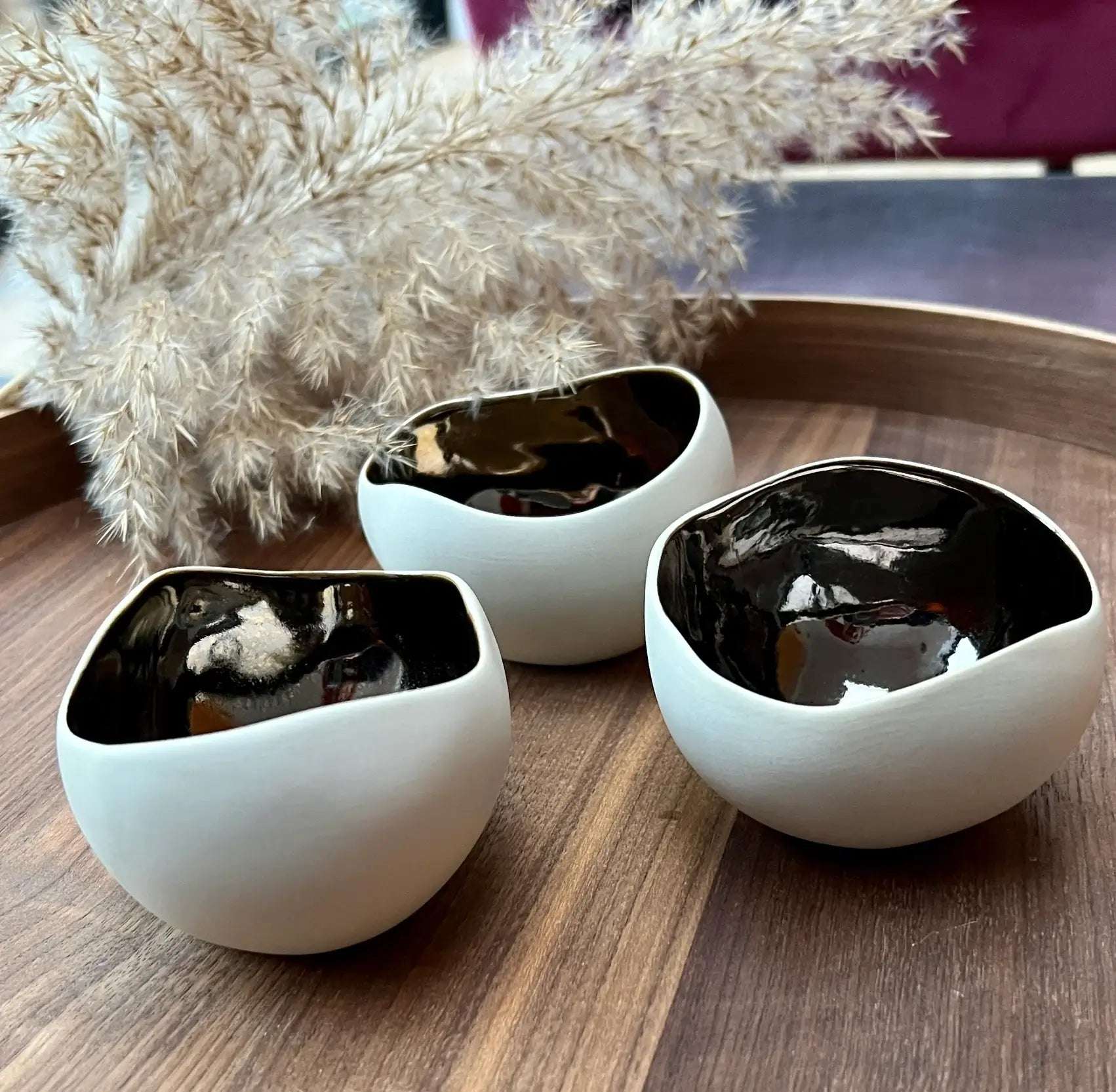 Telysholdere i keramikk på bordet. Pynt opp med håndlaget interiør fra Frankrike og gi ditt hjem til lille ekstra. Hver og en er helt unik da disse er håndlaget. Interiør av høy kvalitet og et nydelig design.