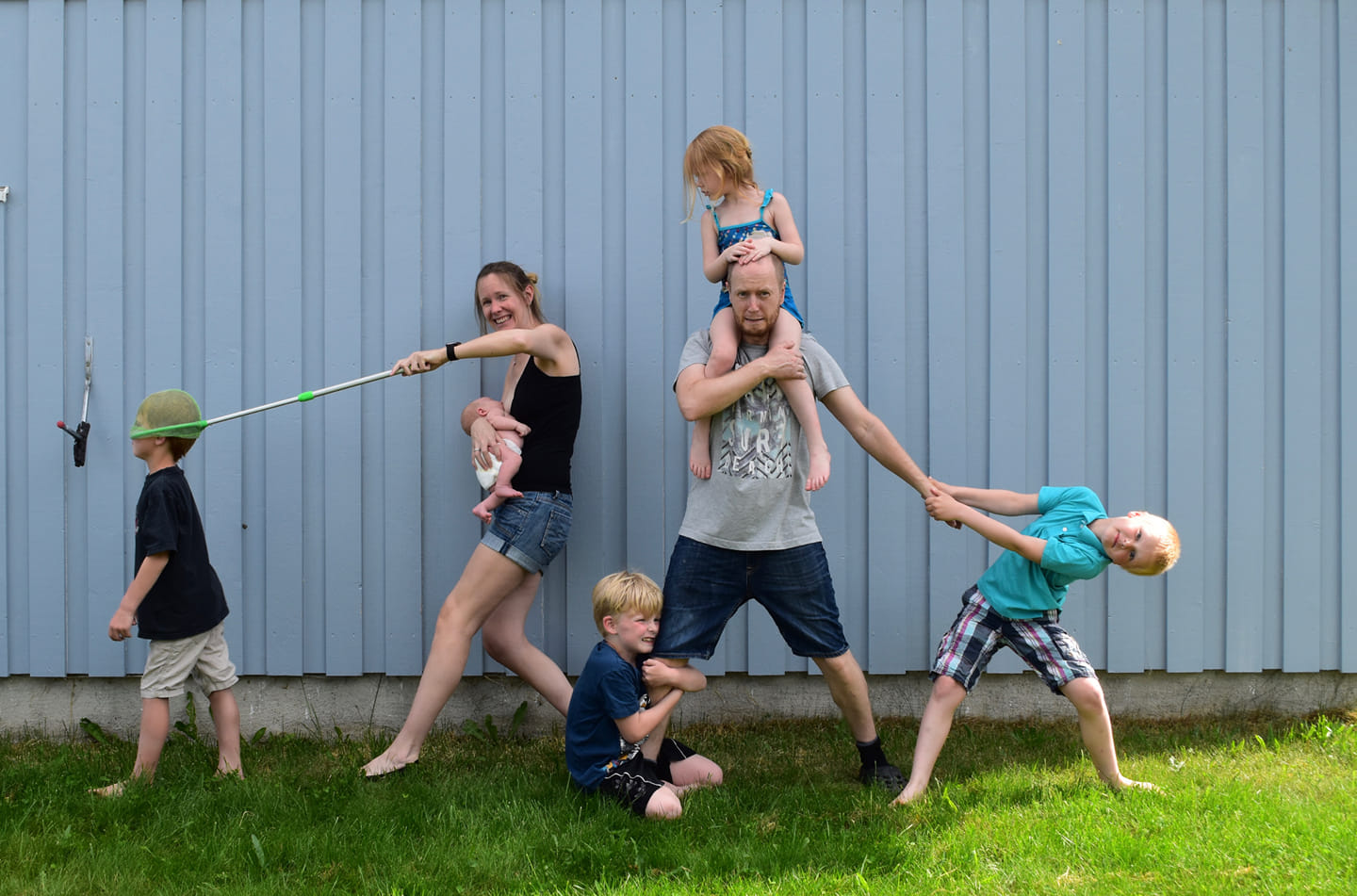 Et humoristisk bilde av en familie med fem barn, der ting ser kaotisk ut.