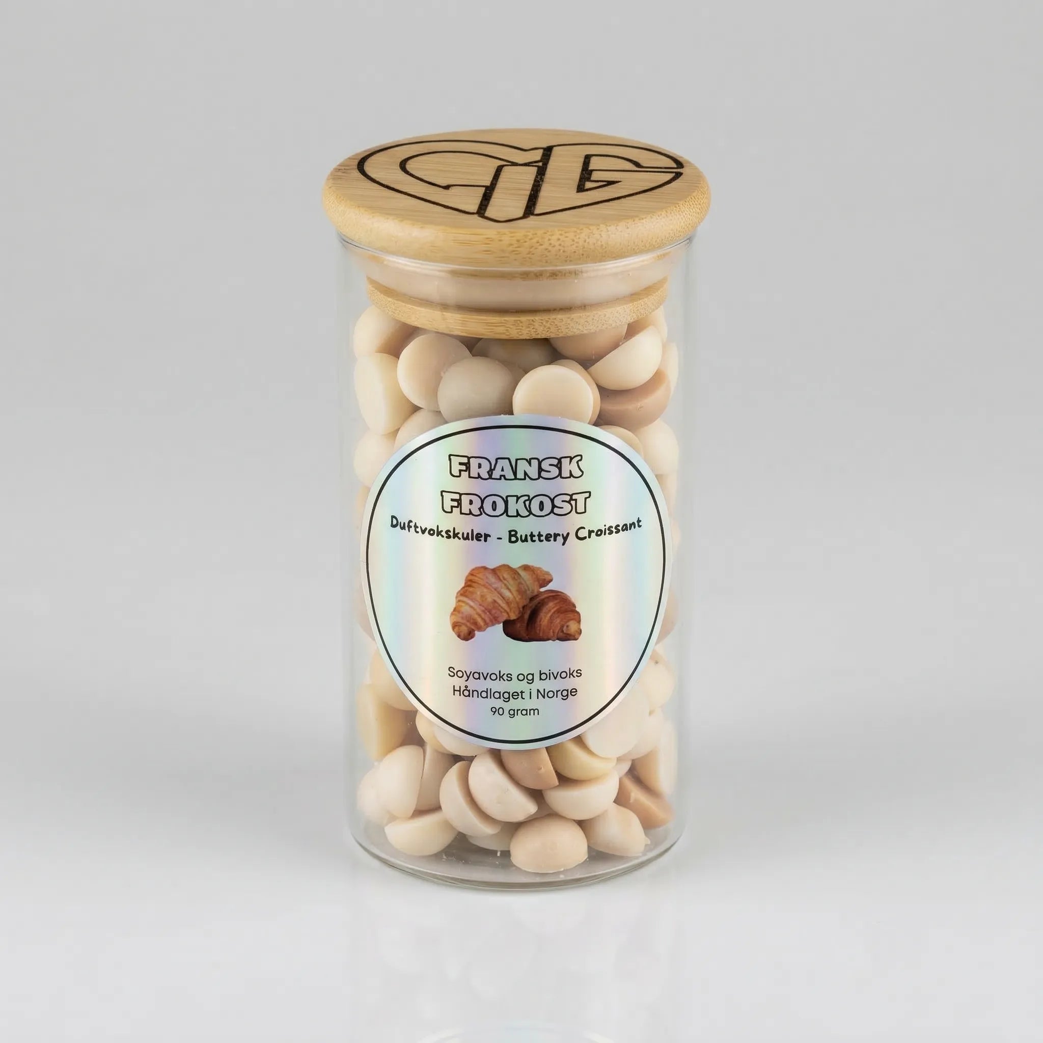 Et glass med små duftvokskuler, håndlaget i Norge. Fransk frokost har duften av nybakte croissanter. En myk og herlig duft av bakst som fyller rommet. Til bruk sammen med en duftbrenner. Hvert glass inneholder 90g voks.
