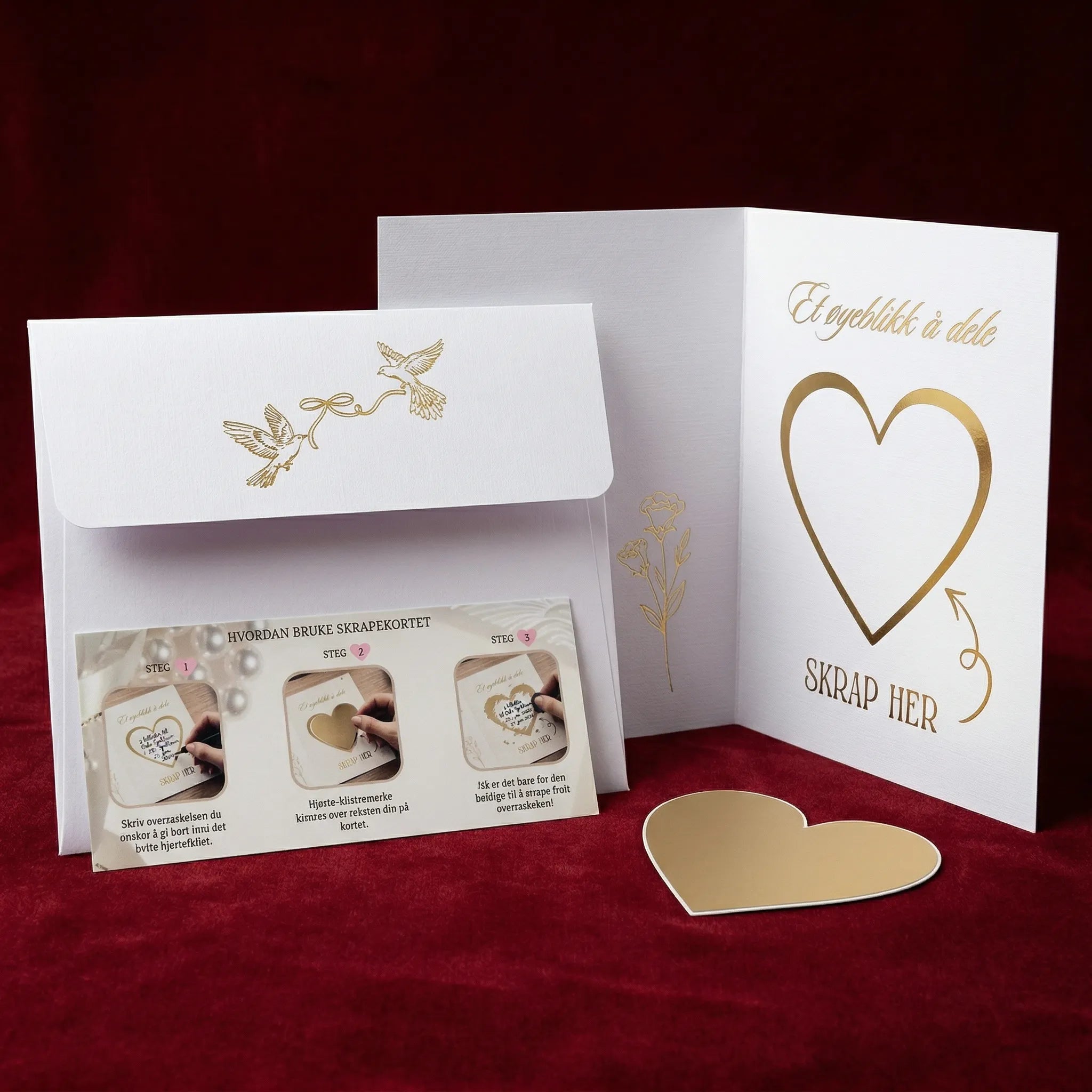 Et åpnet bryllupskort og bryllupsgave med konvolutt, bruksanvisning og skrapelapp. Skriv inn din hilsen og gaven du vil gi inni hjertet-feltet på kortet. Fest over gullhjerte og la brudeparet skrape frem bryllupsgaven. En personlig og morsom måte å gi både bryllupskort og bryllupsgave.