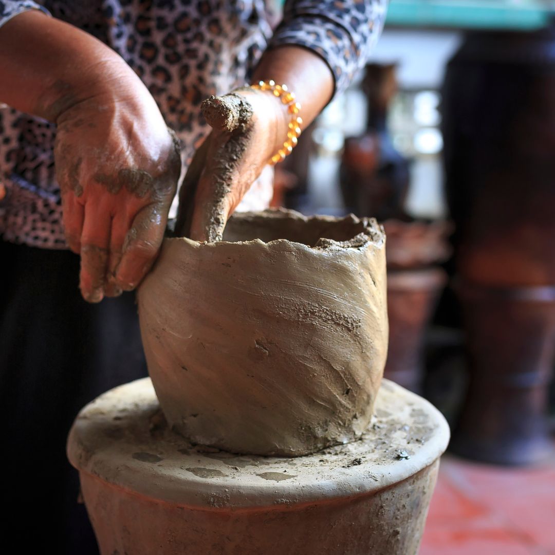 En håndlaget keramikkvase som er under produksjon.